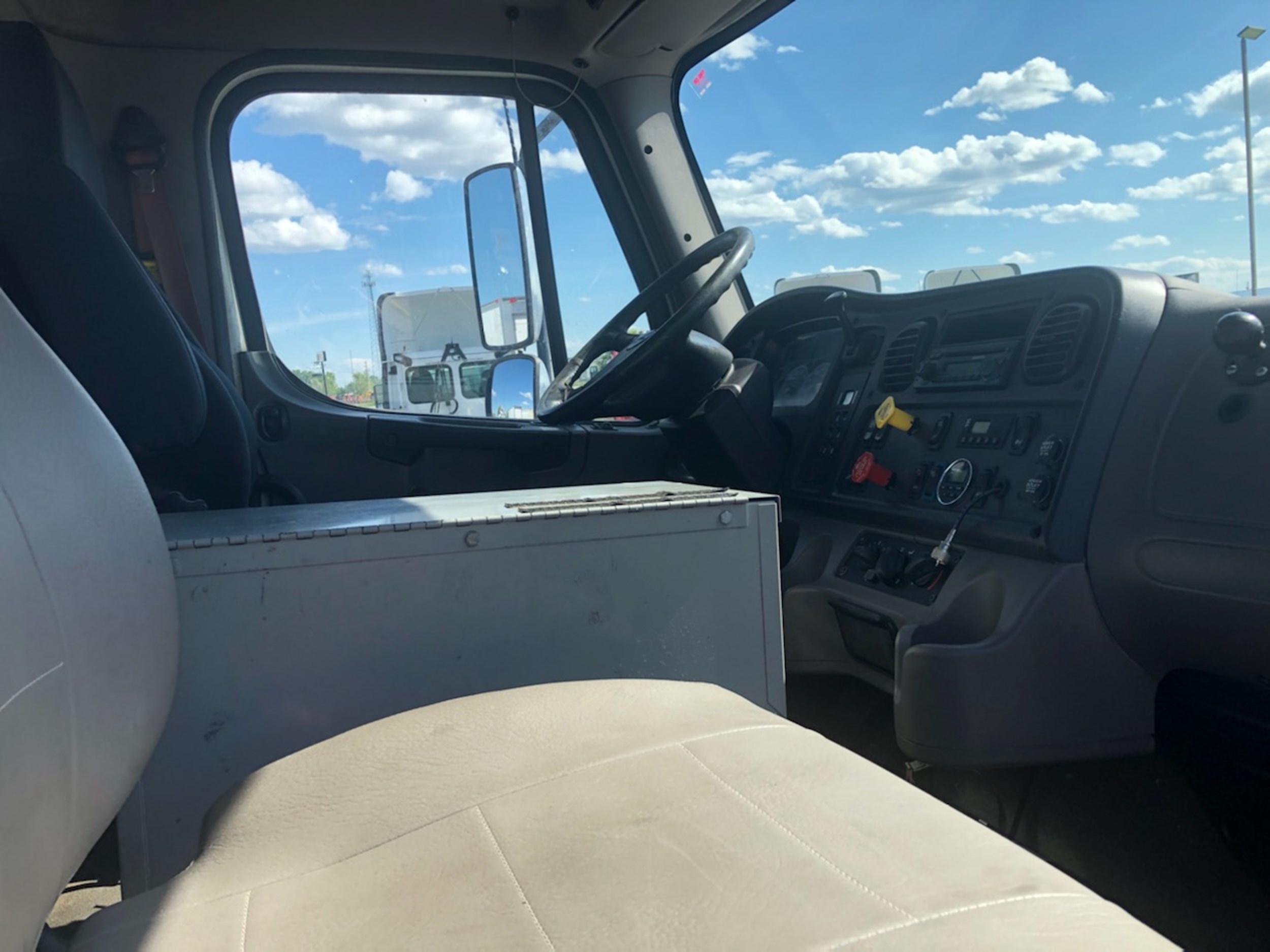 2014 FREIGHTLINER M270 401711-05 2014 FREIGHTLINER M270 401711-05