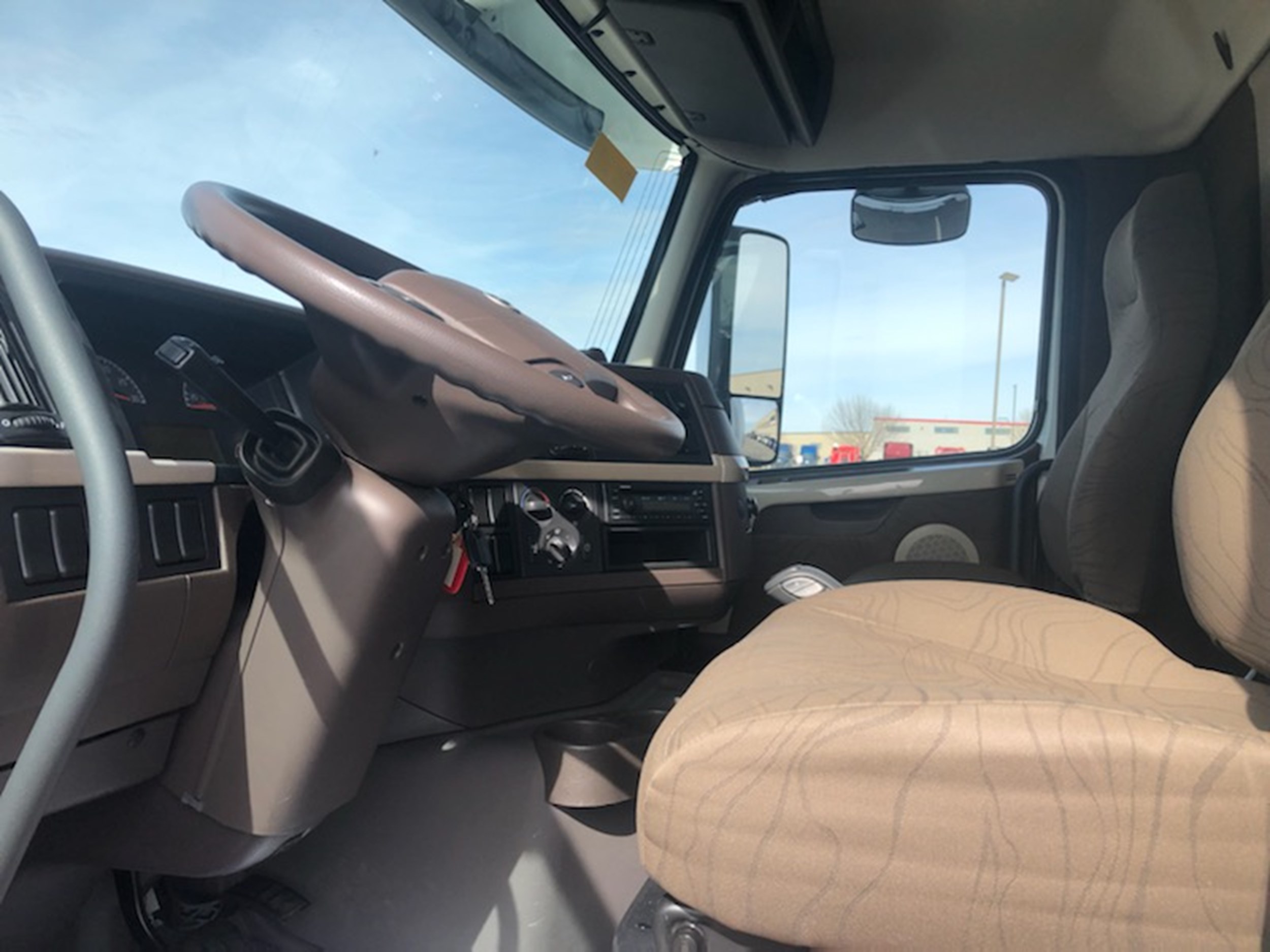 2016 VOLVO VNM200 805016-06 2016 VOLVO VNM200 805016-06