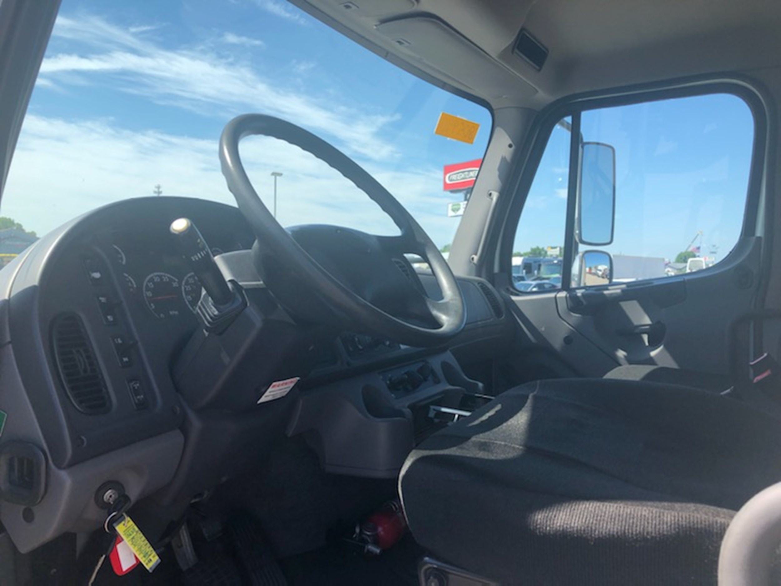 2014 FREIGHTLINER M280 805990-04 2014 FREIGHTLINER M280 805990-04