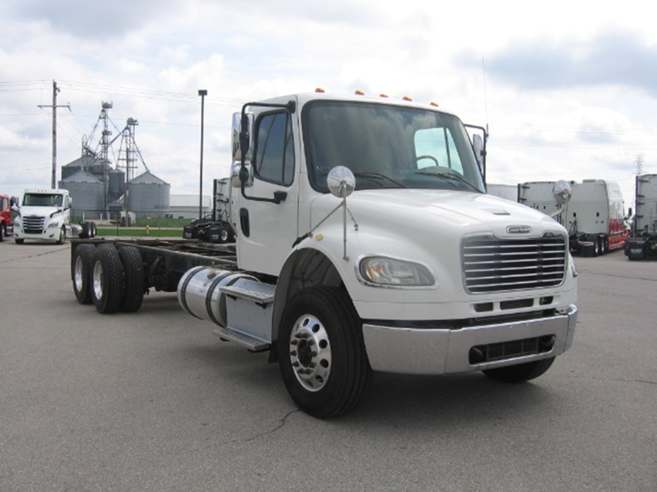 2017 FREIGHTLINER M2 106 Truck Country