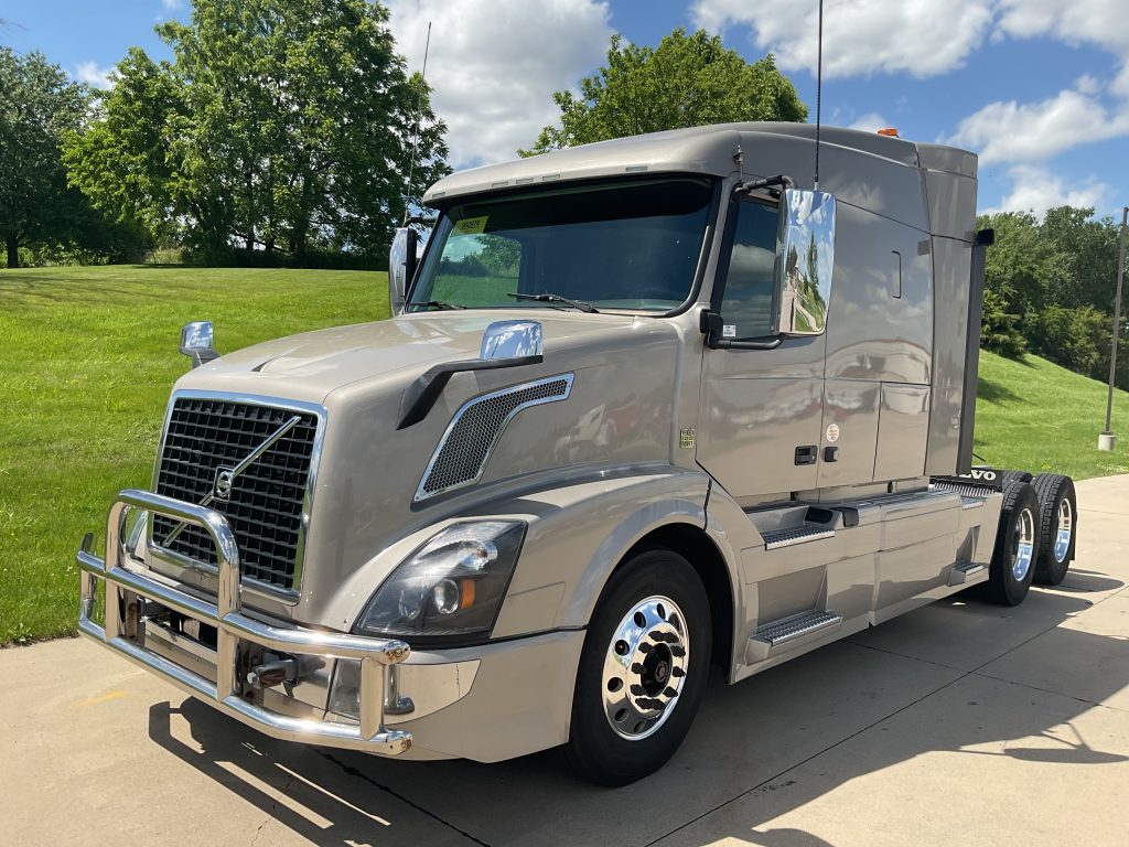 【激レア】gol.deportes × VOLVO ウィンドブレーカー Lサイズ 2017 Volvo VNL670 - Truck Country