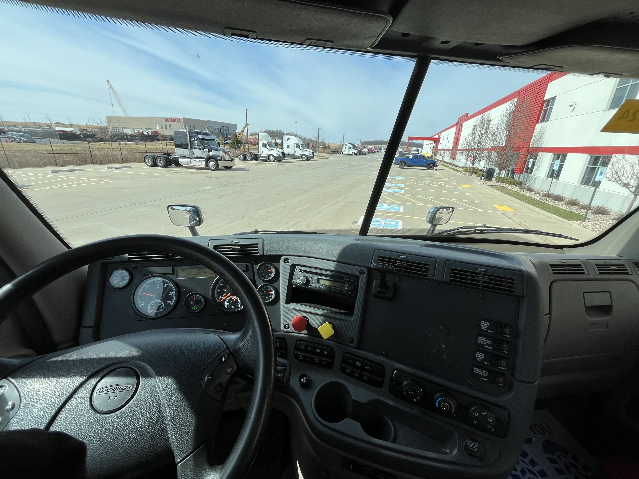 2017 Freightliner CA113 - image 4 of 6