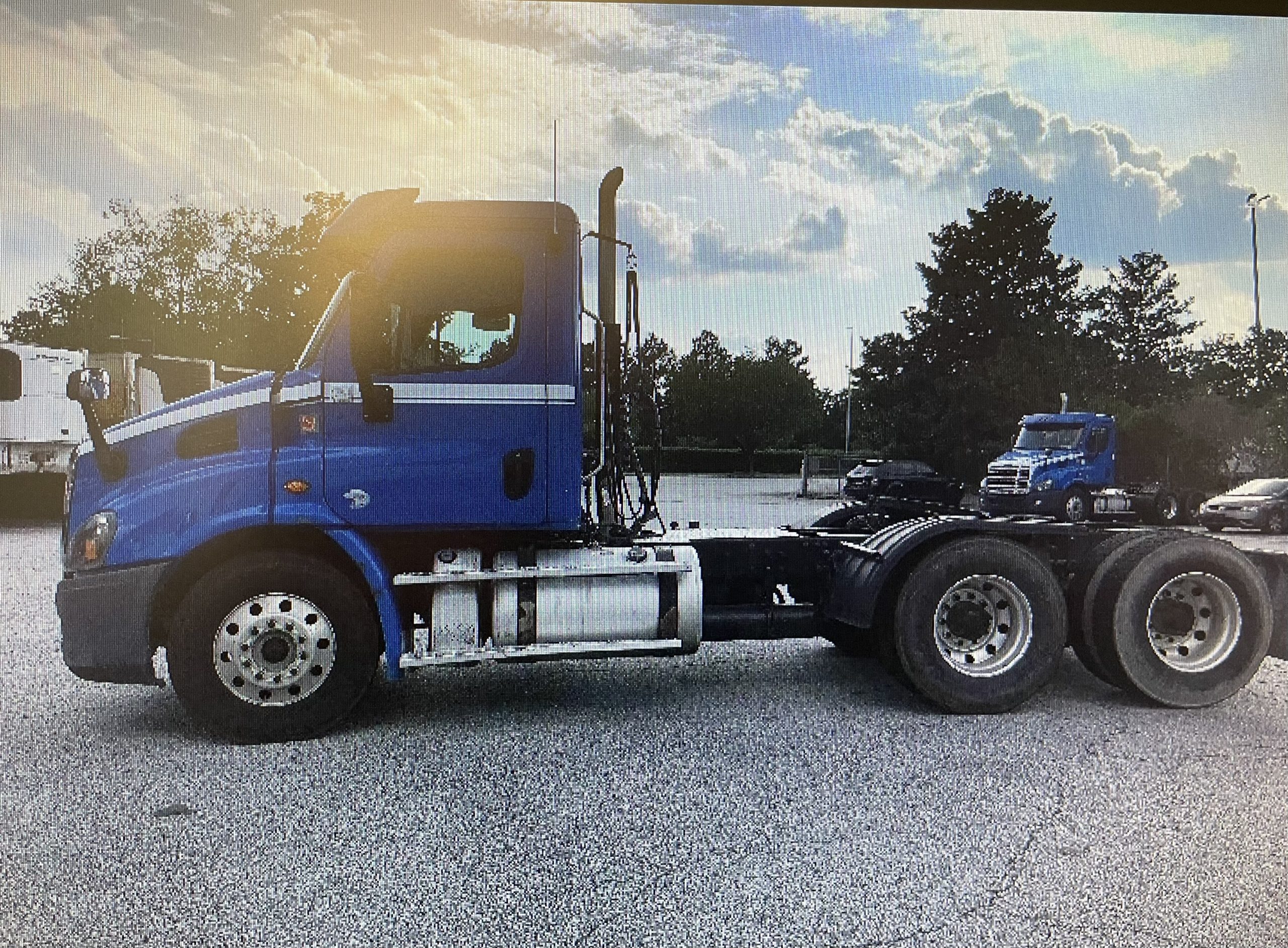 2018 Freightliner CA113 - image 4 of 4
