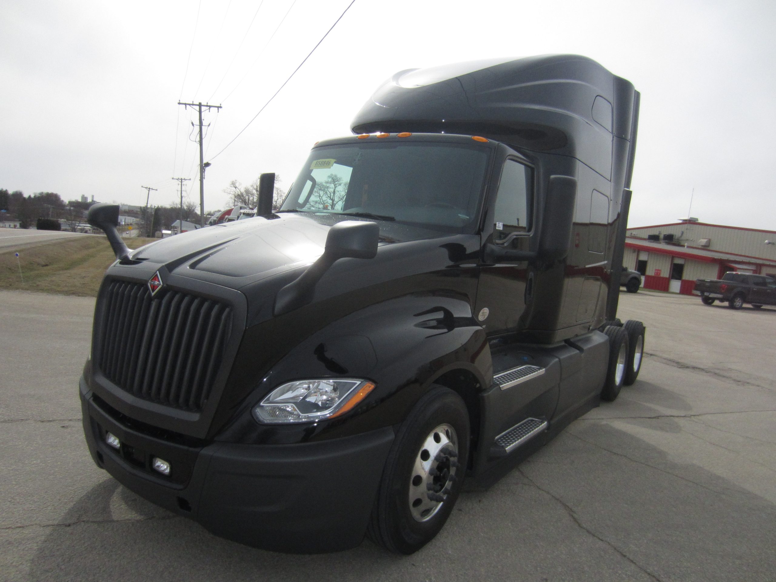2022 International LT625 - image 2 of 6