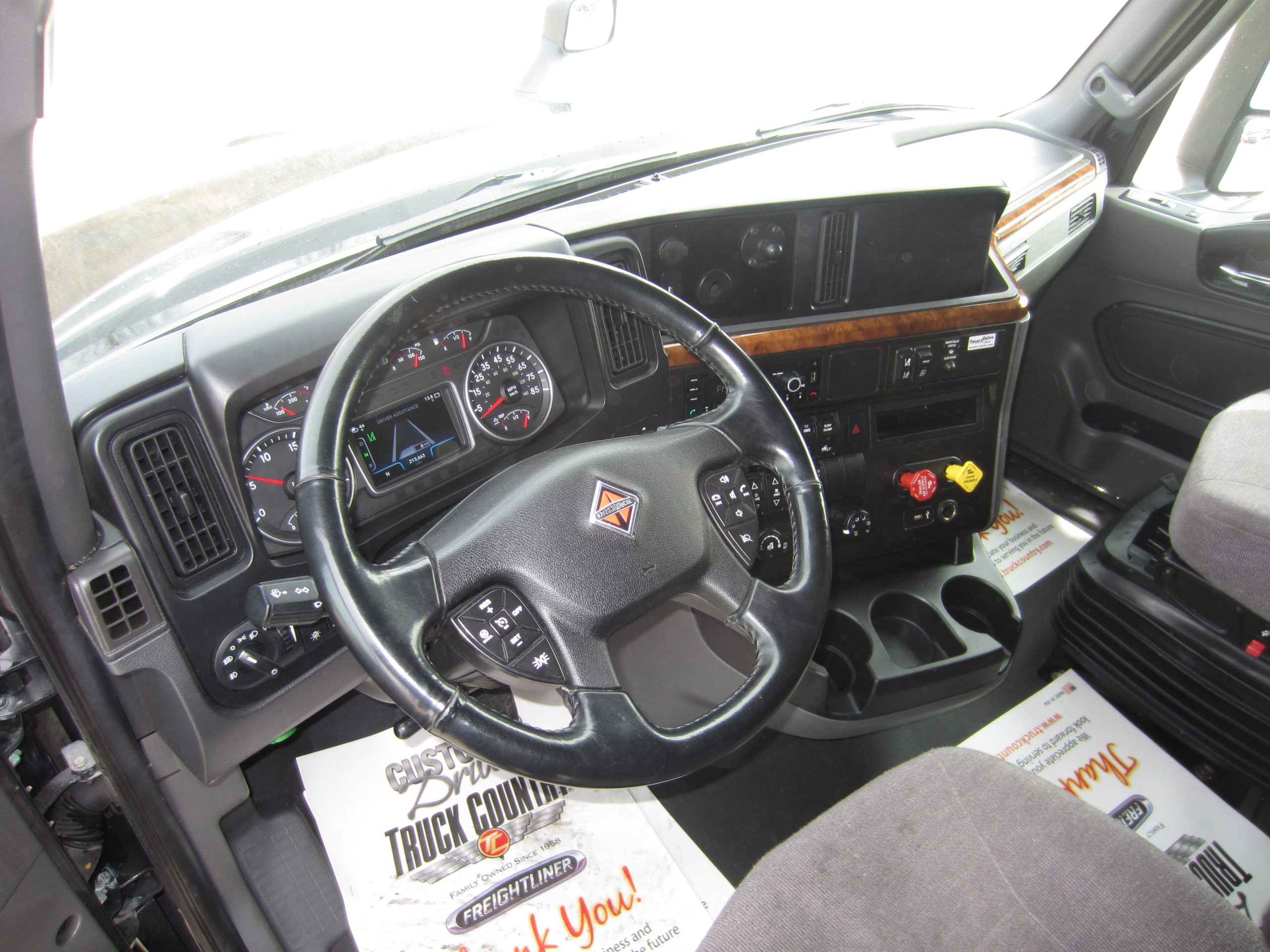 2022 International LT625 - image 6 of 6