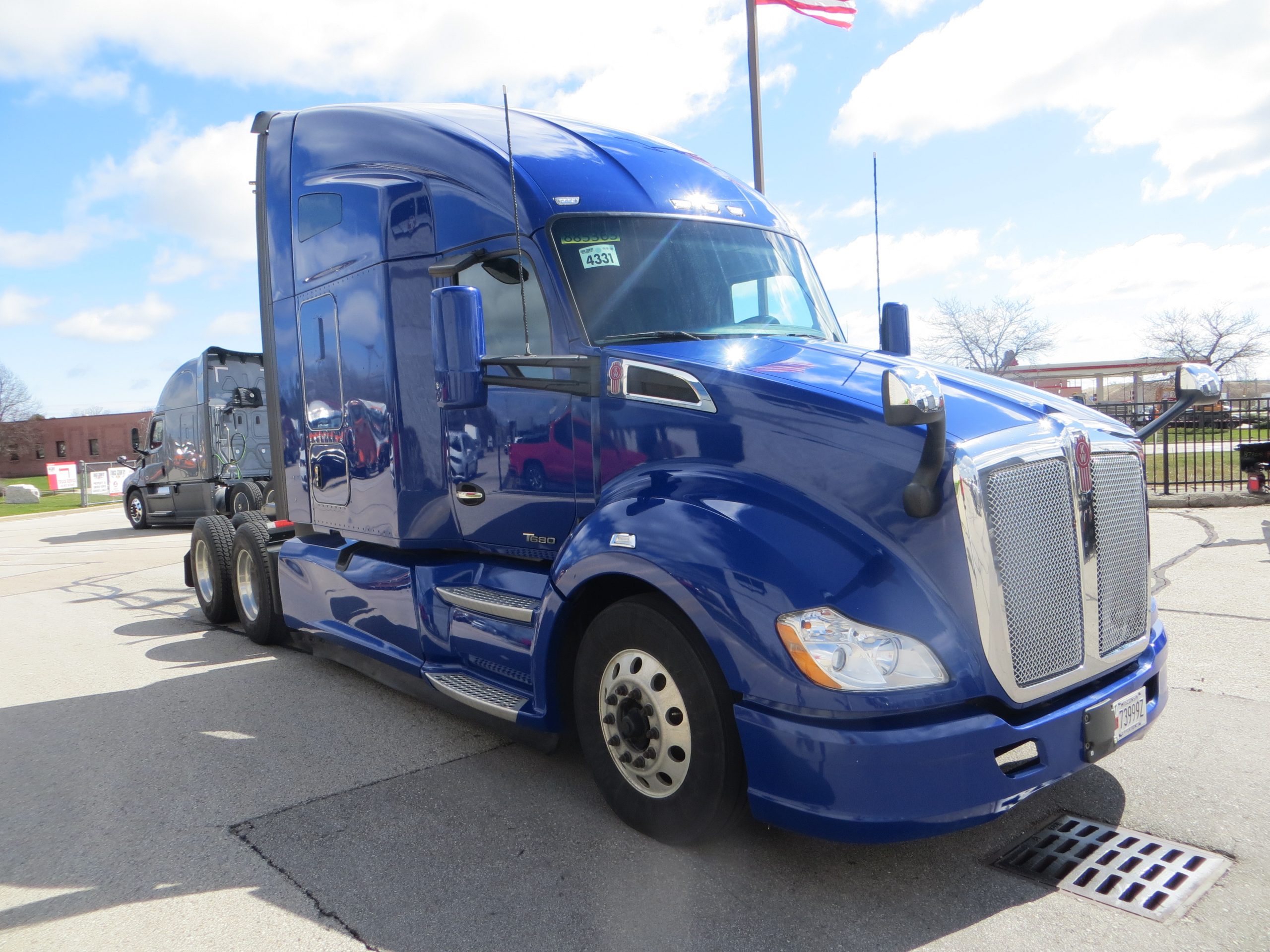 2020 Kenworth T680 - image 3 of 6