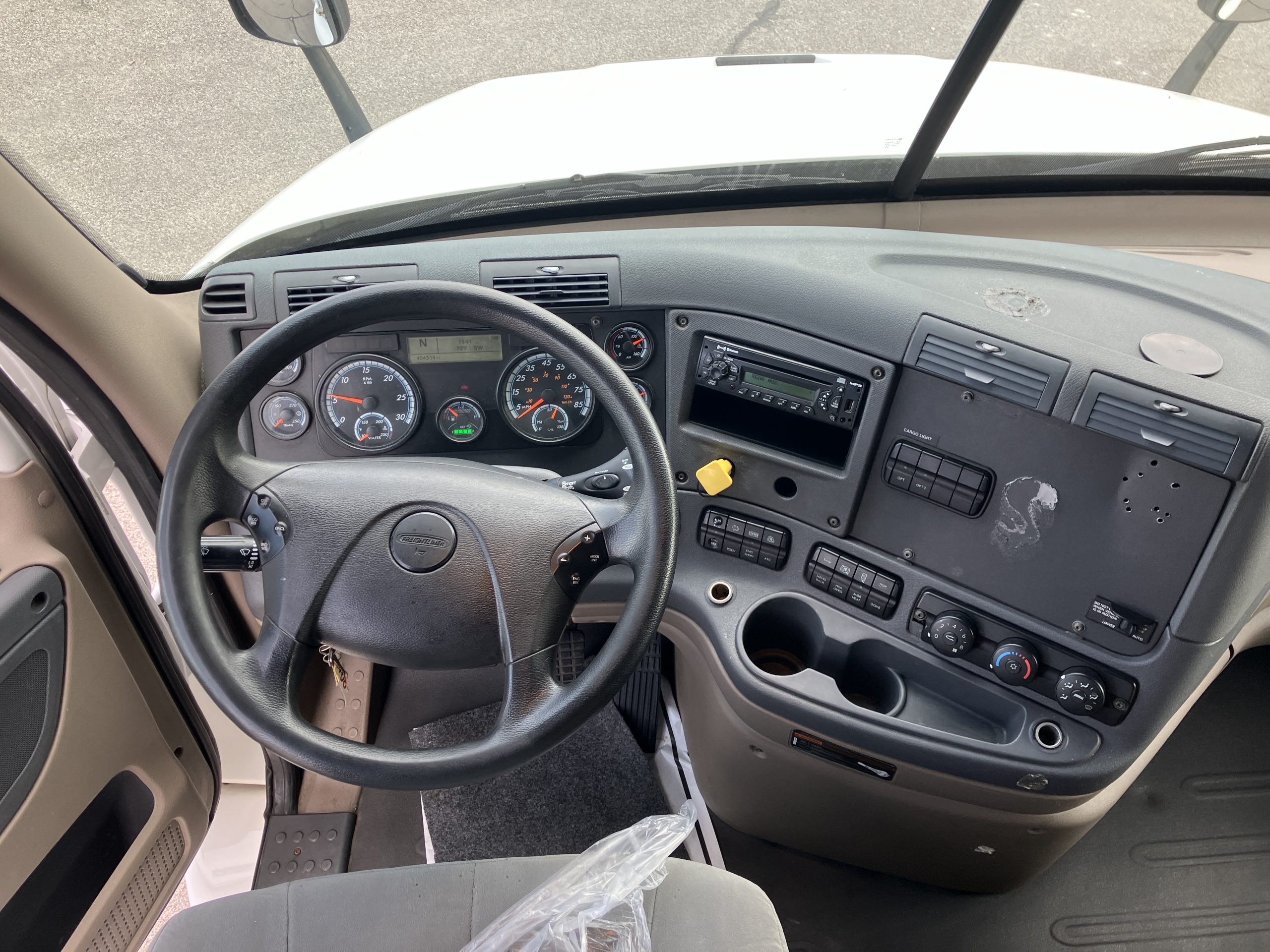 2015 Freightliner CA113 - image 3 of 6
