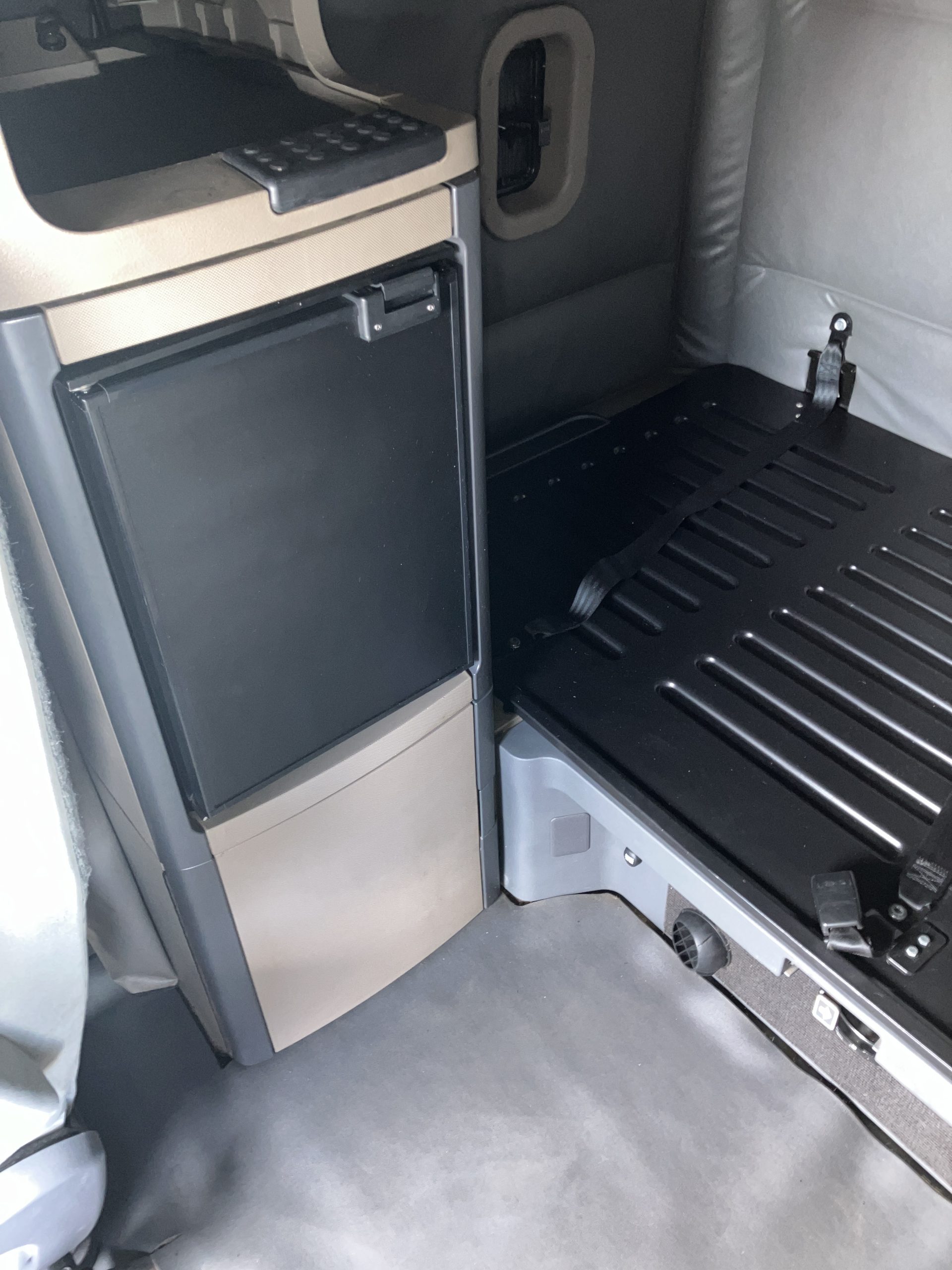 2015 Freightliner CA113 - image 4 of 6