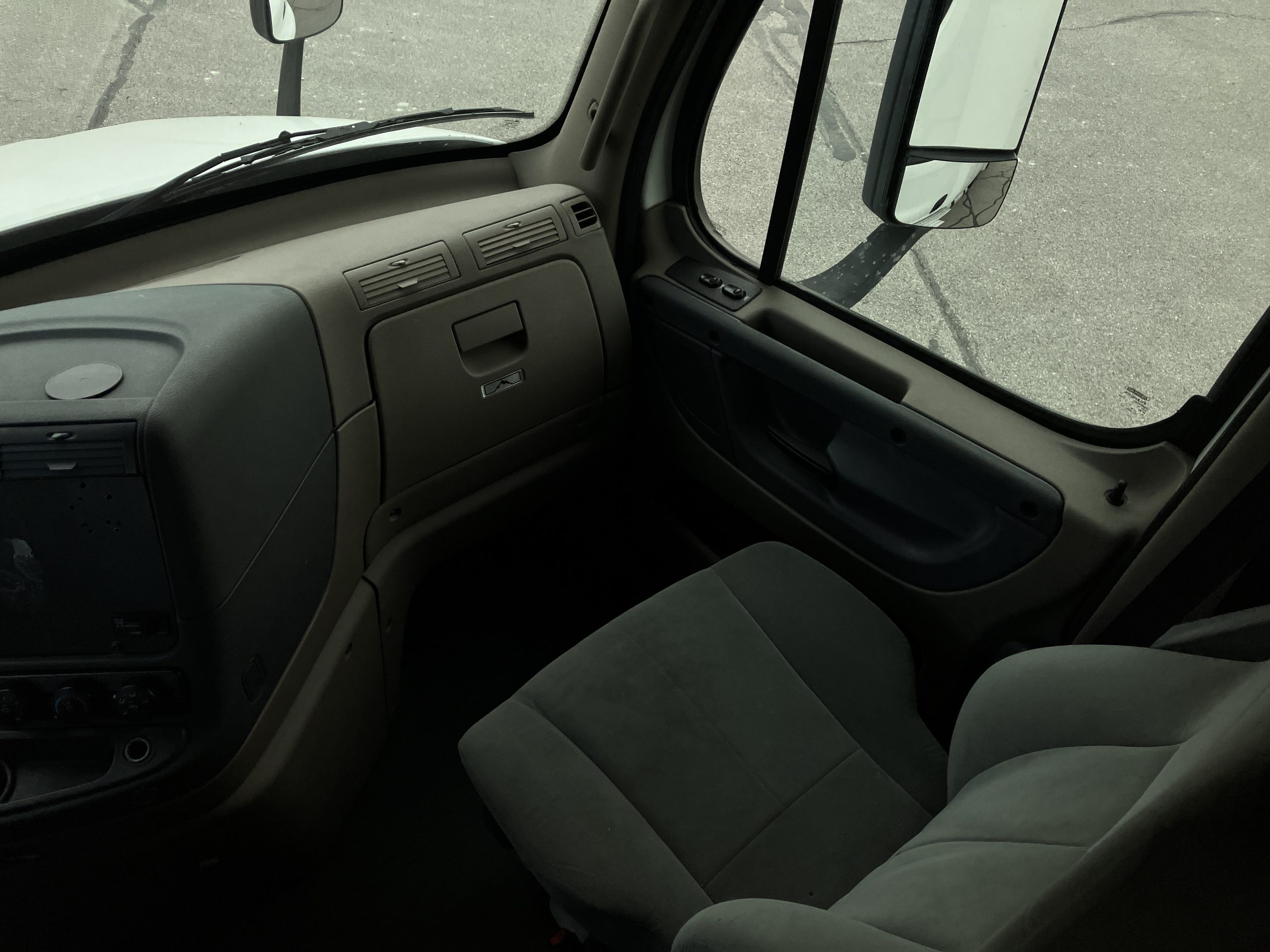 2015 Freightliner CA113 - image 6 of 6