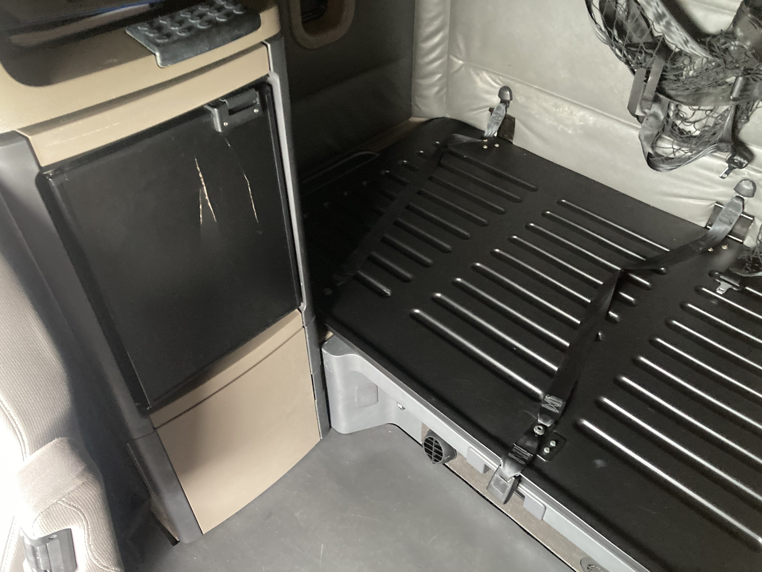 2016 Freightliner CA113 - image 3 of 6