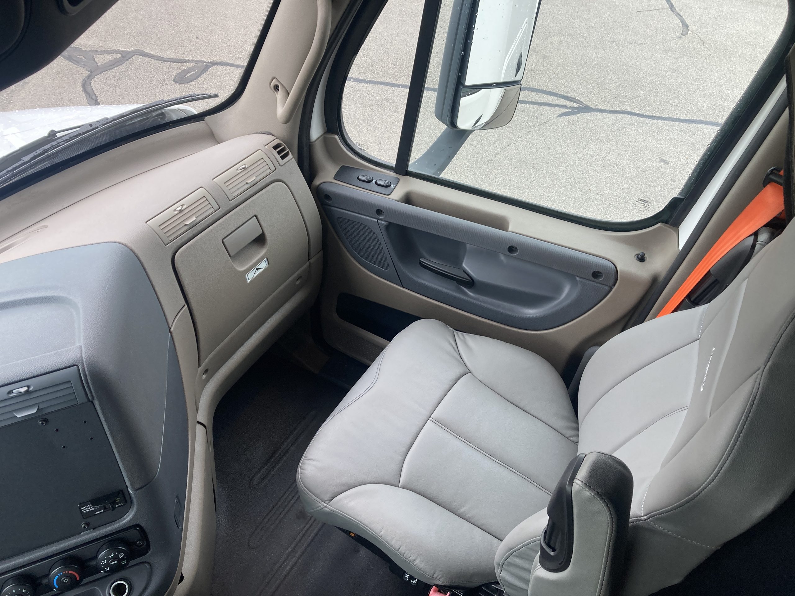 2016 Freightliner CA113 - image 2 of 6