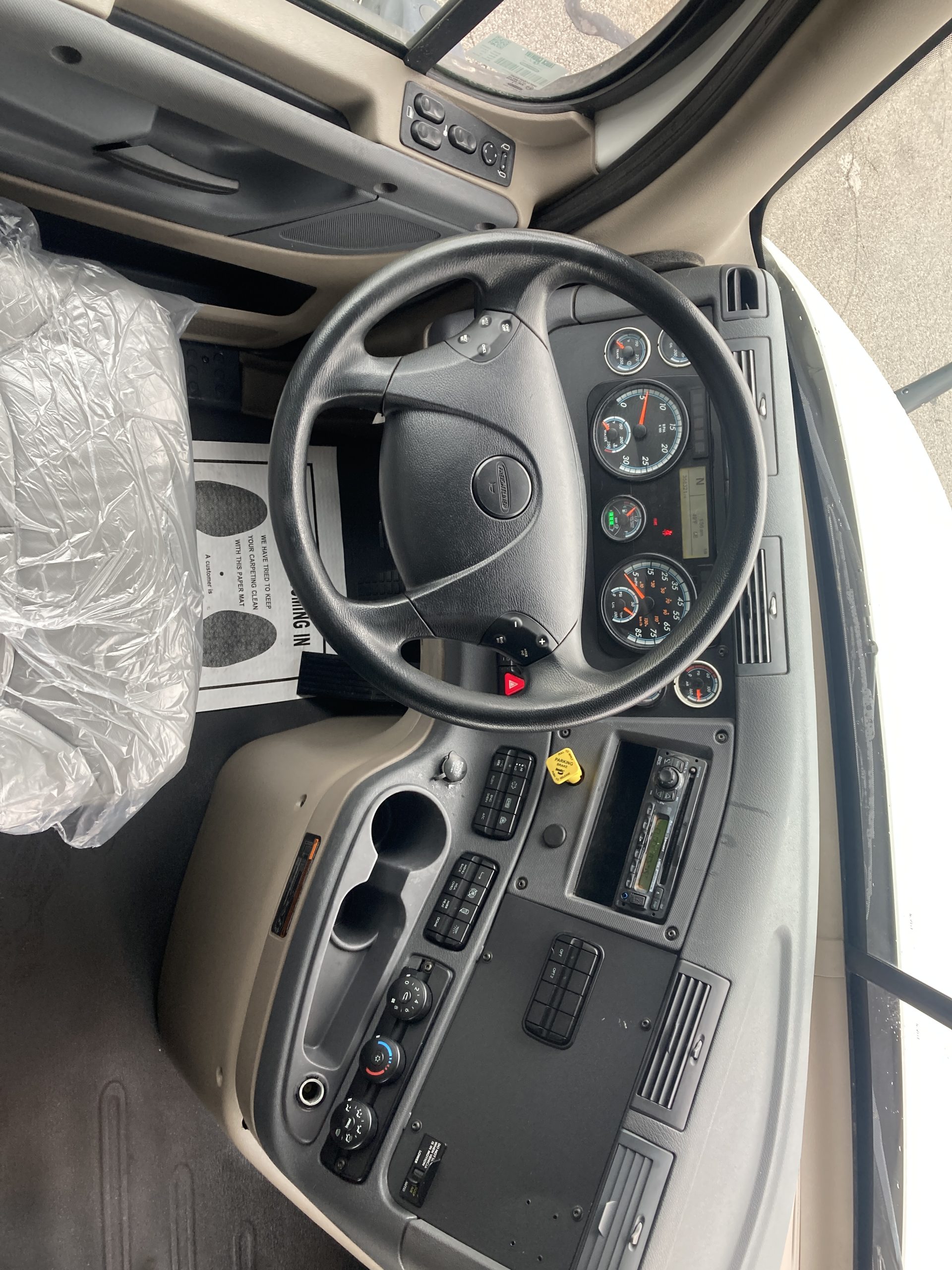 2016 Freightliner CA113 - image 4 of 6