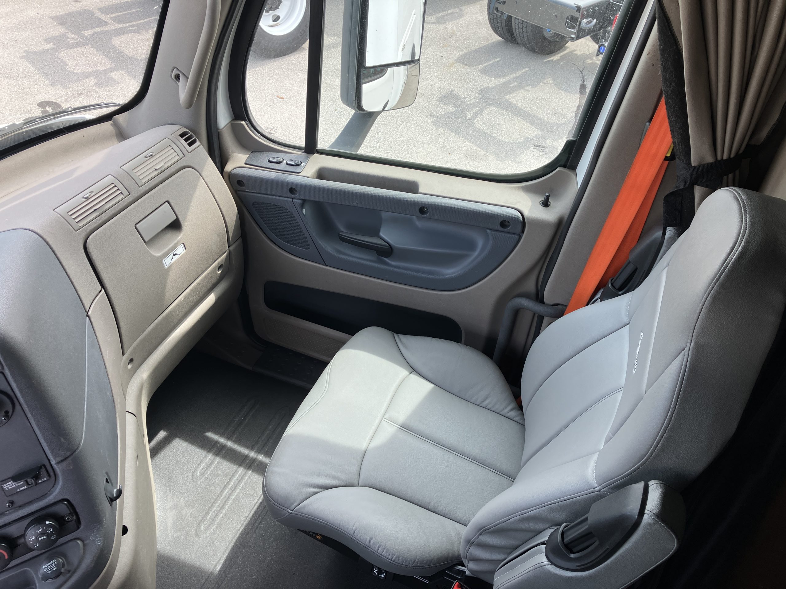 2016 Freightliner - image 5