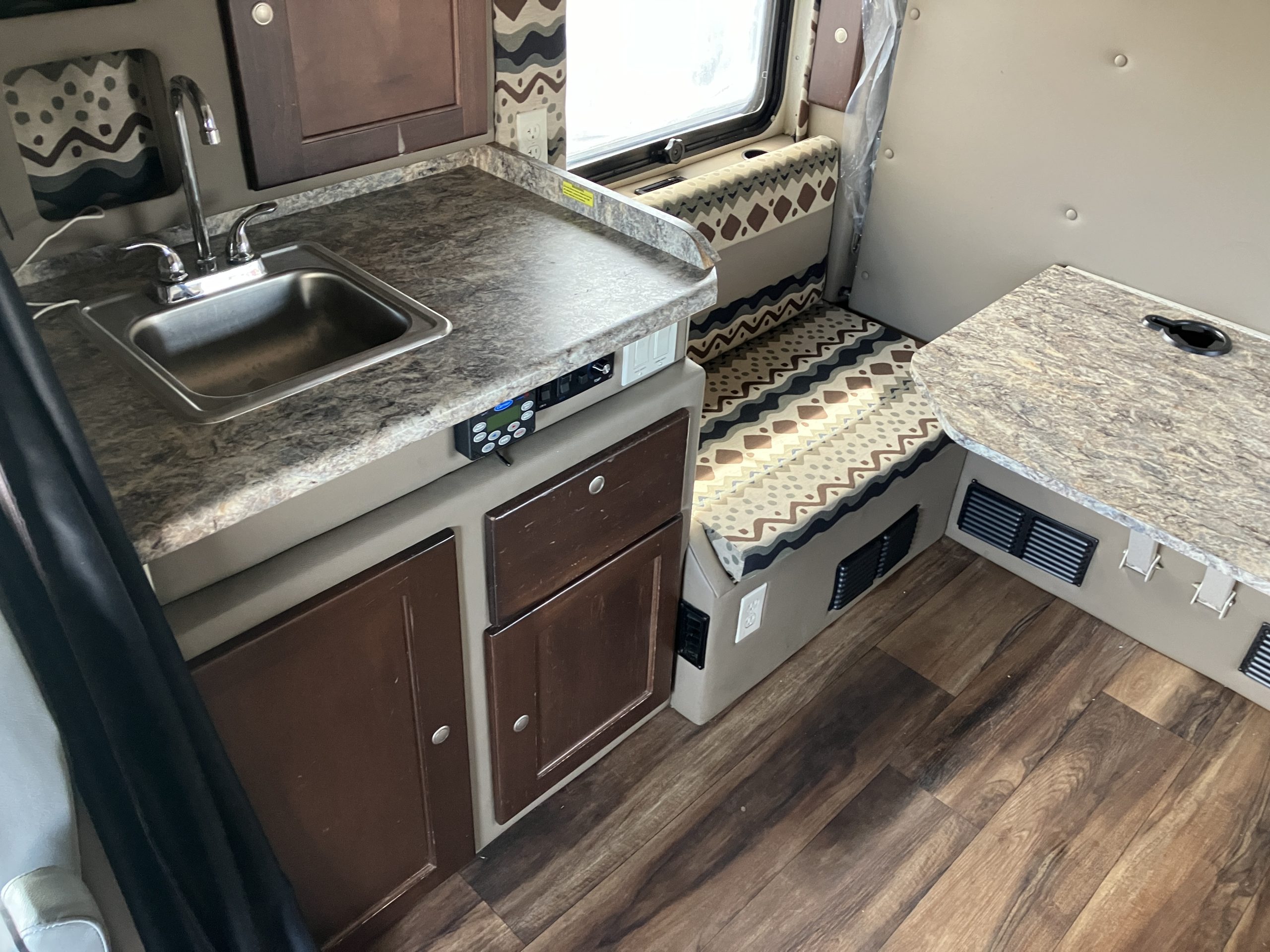 2016 Freightliner CA113 - image 3 of 6