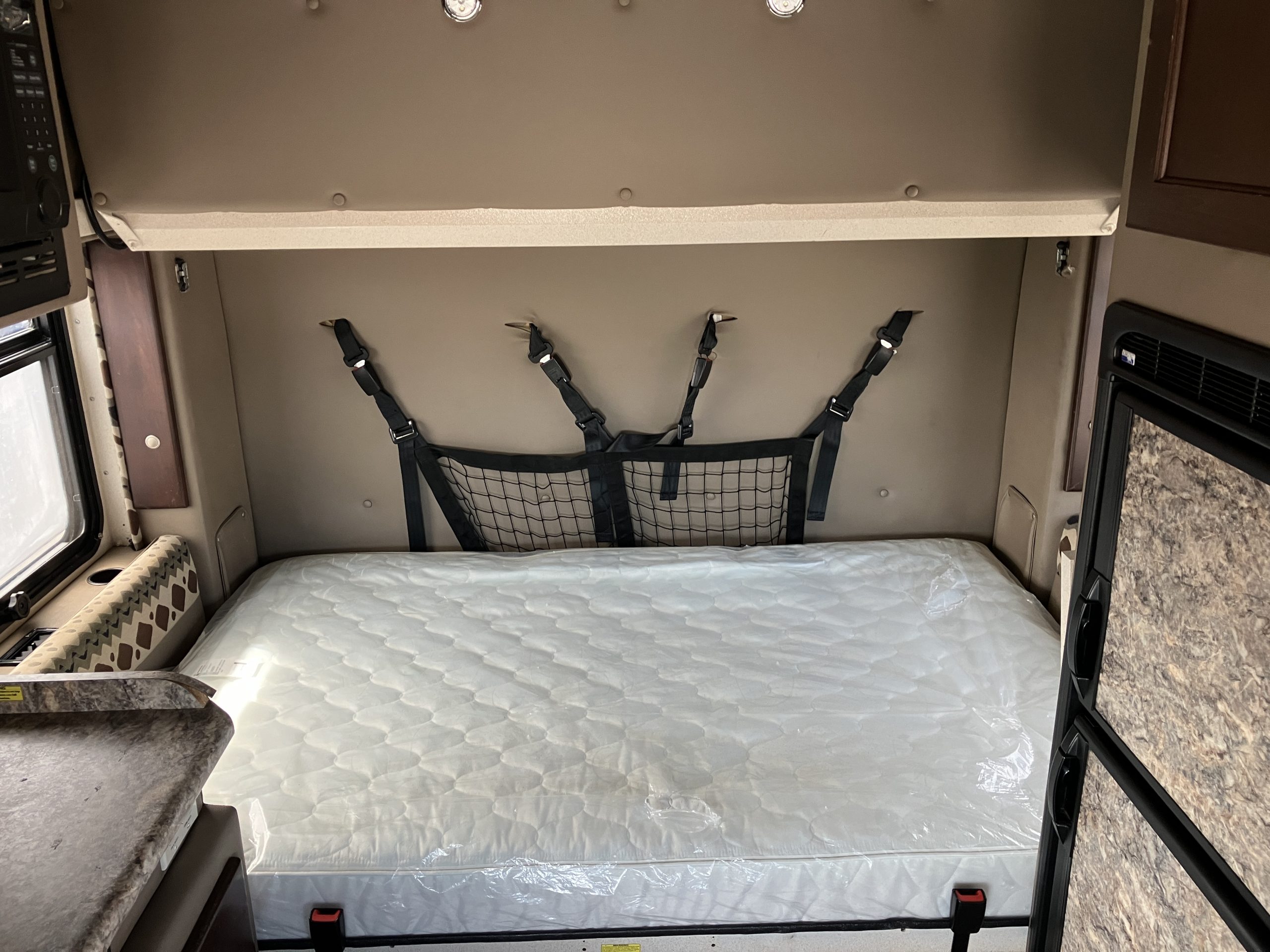 2016 Freightliner CA113 - image 4 of 6