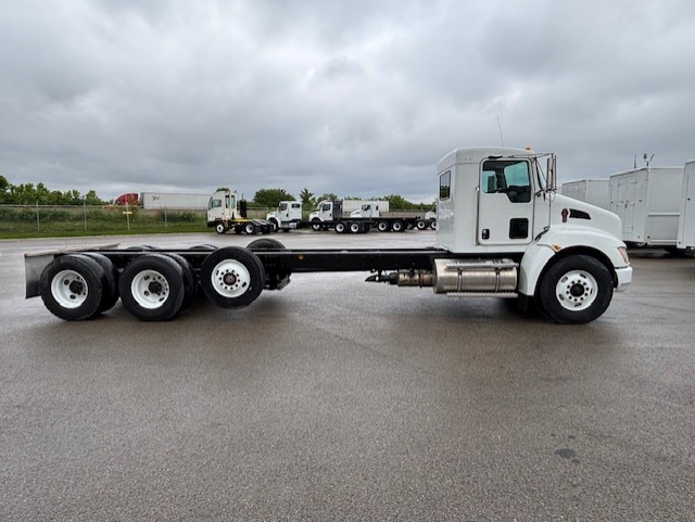 2021 Kenworth T370 - image 3 of 6