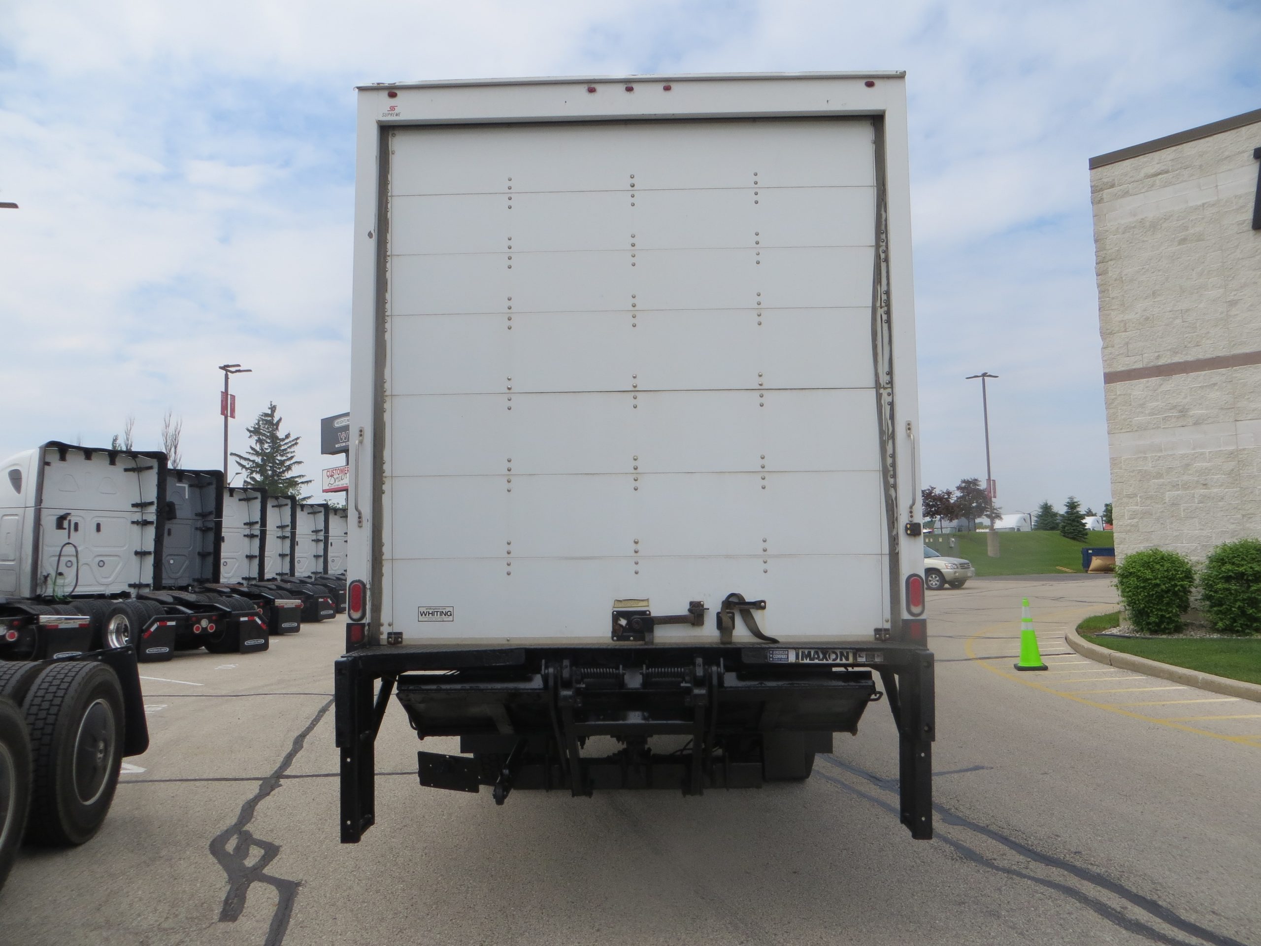 2020 Freightliner M2 106 - image 4 of 6