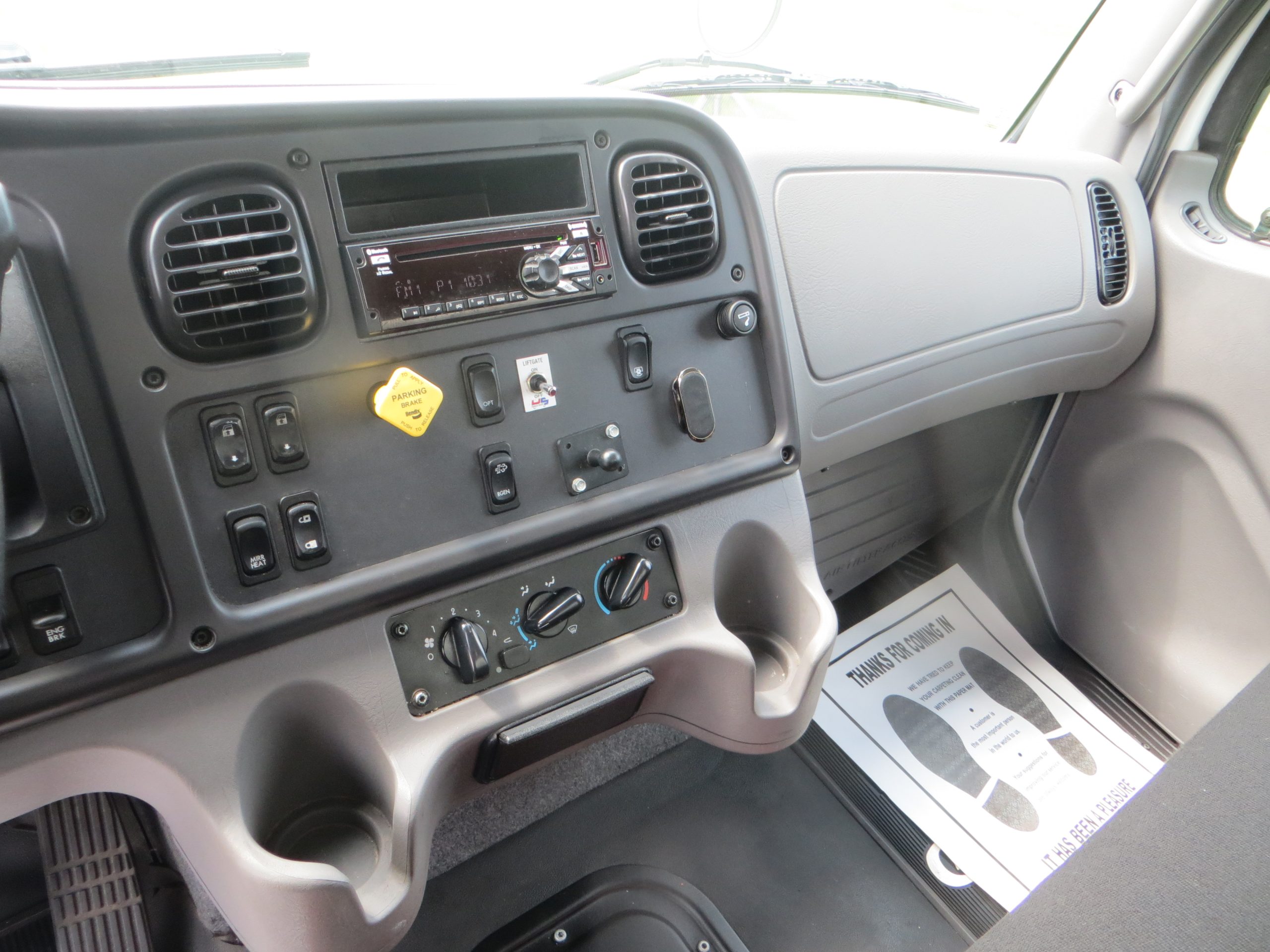 2022 Freightliner M2 106 - image 4 of 6