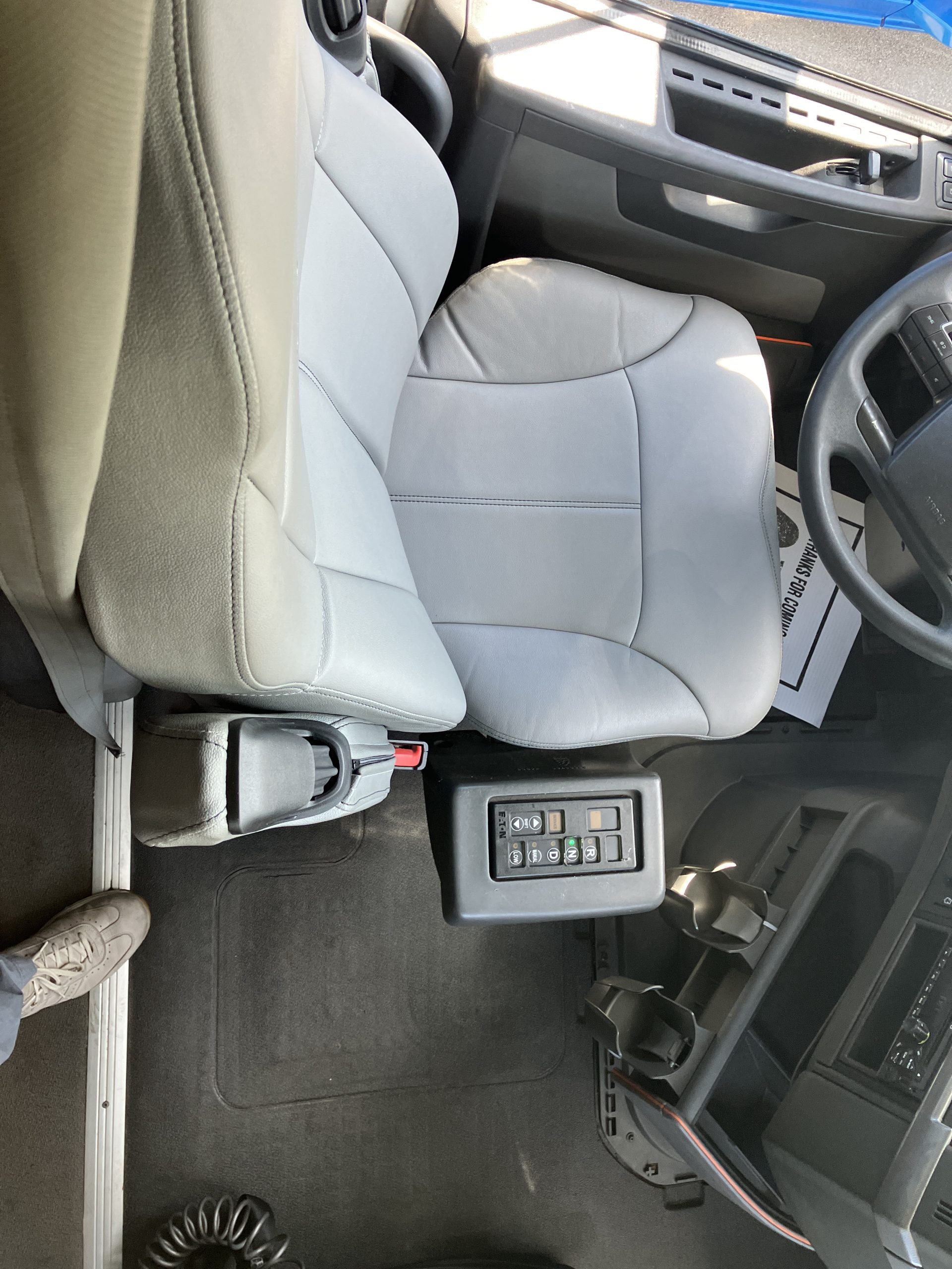 2019 Volvo VNL 860 - image 5