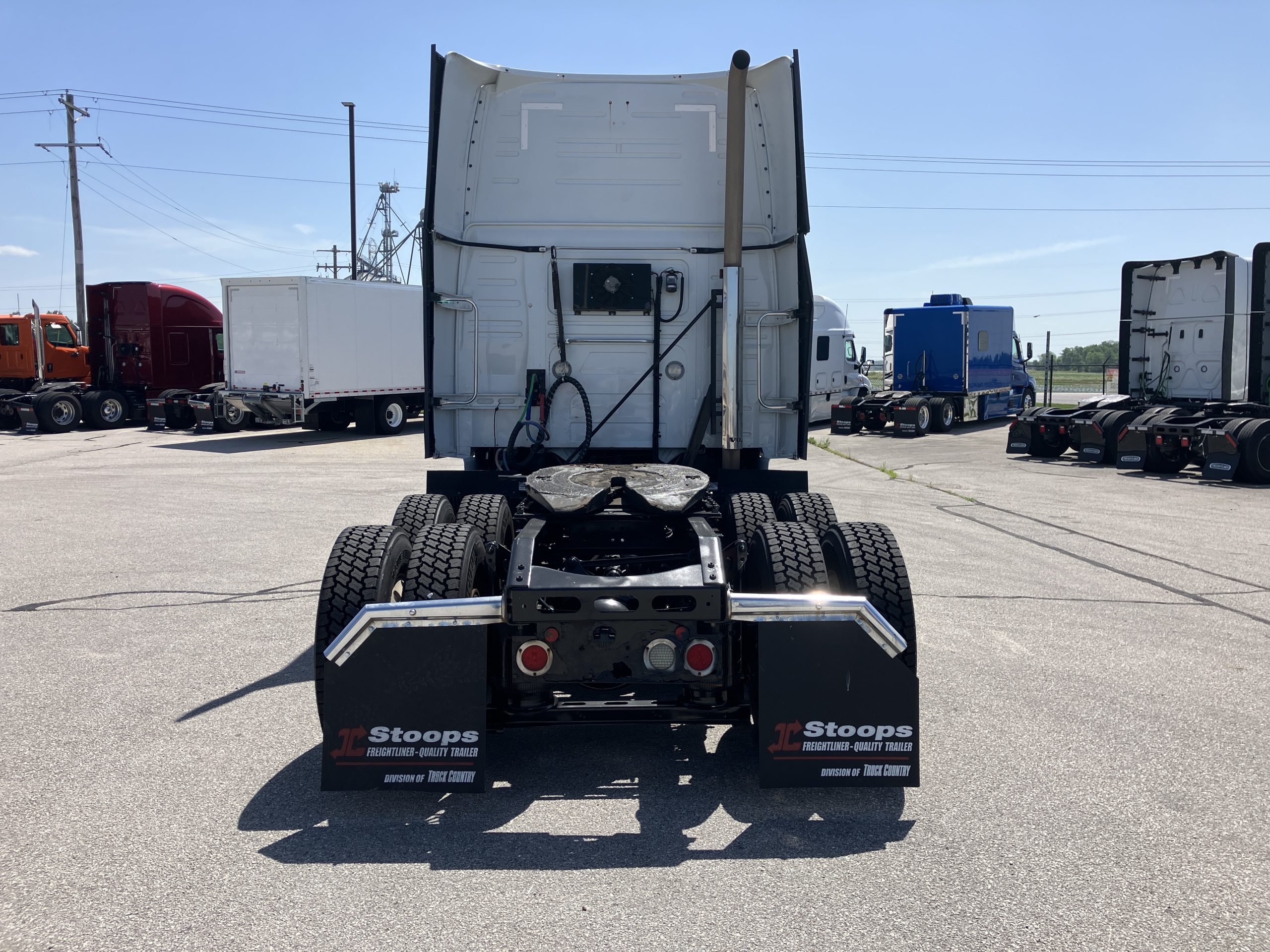 2019 Volvo VNL 860 - image 4