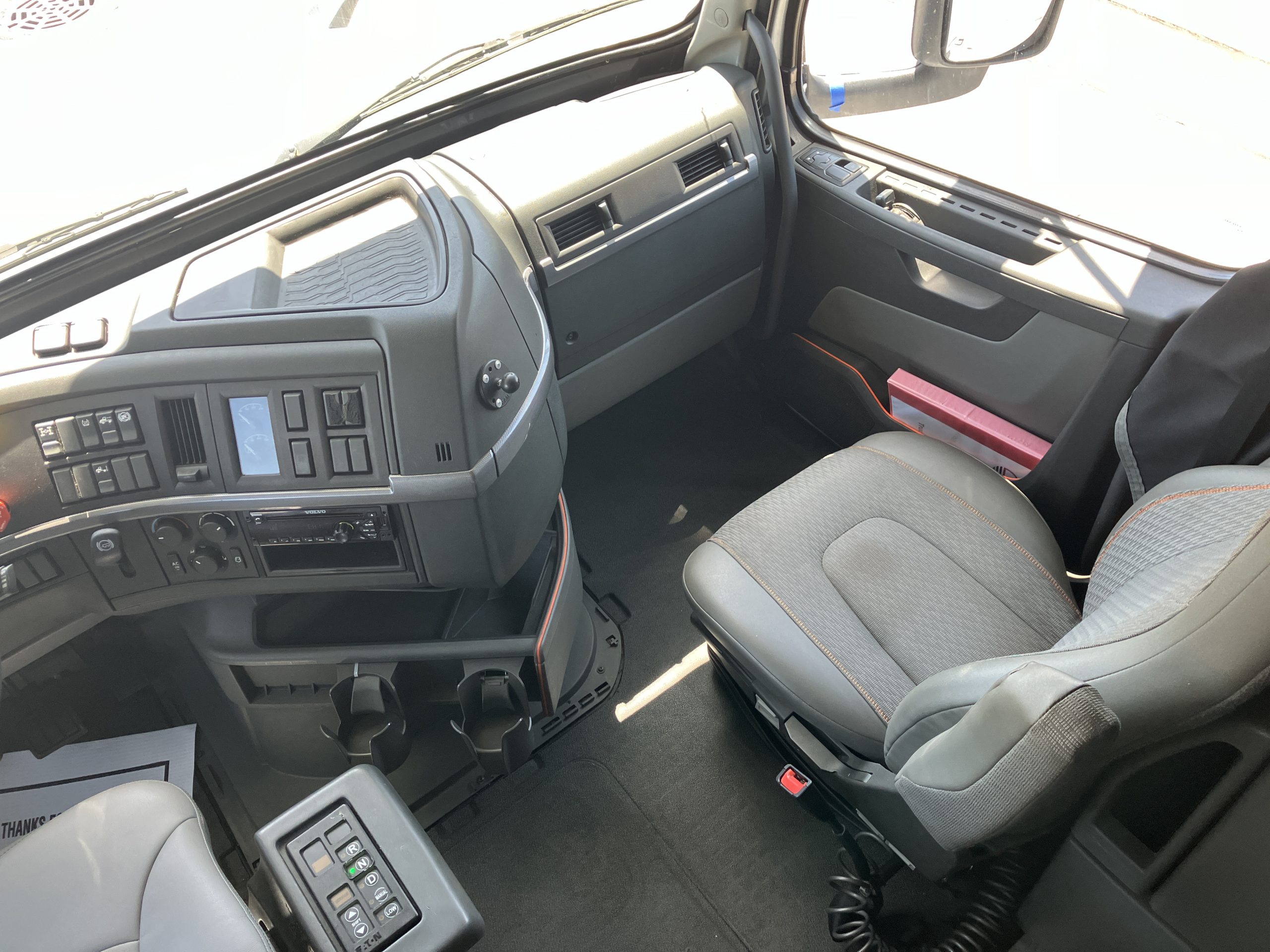 2019 Volvo VNL 860 - image 6