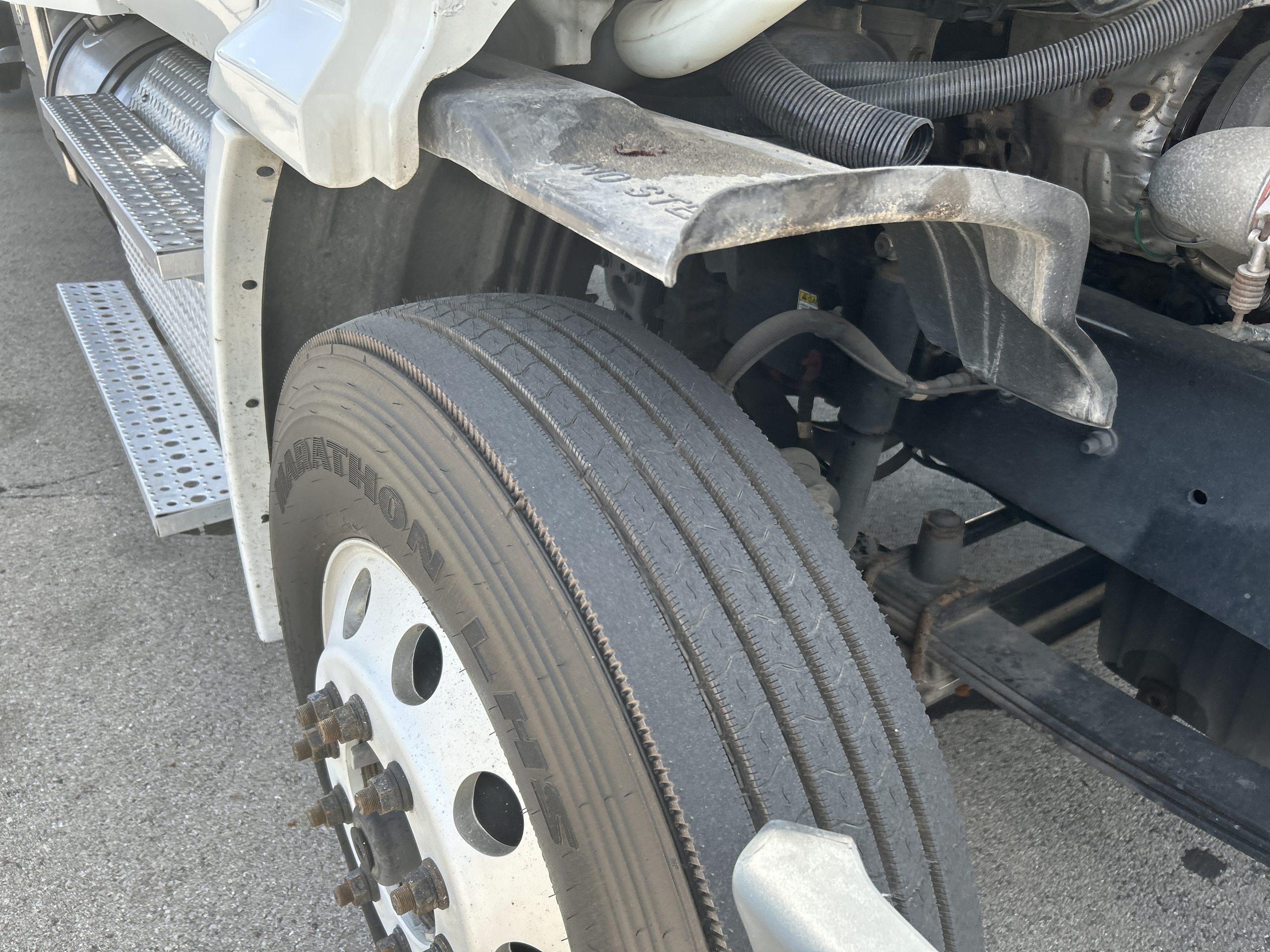 2016 Freightliner CA113 - image 4 of 6