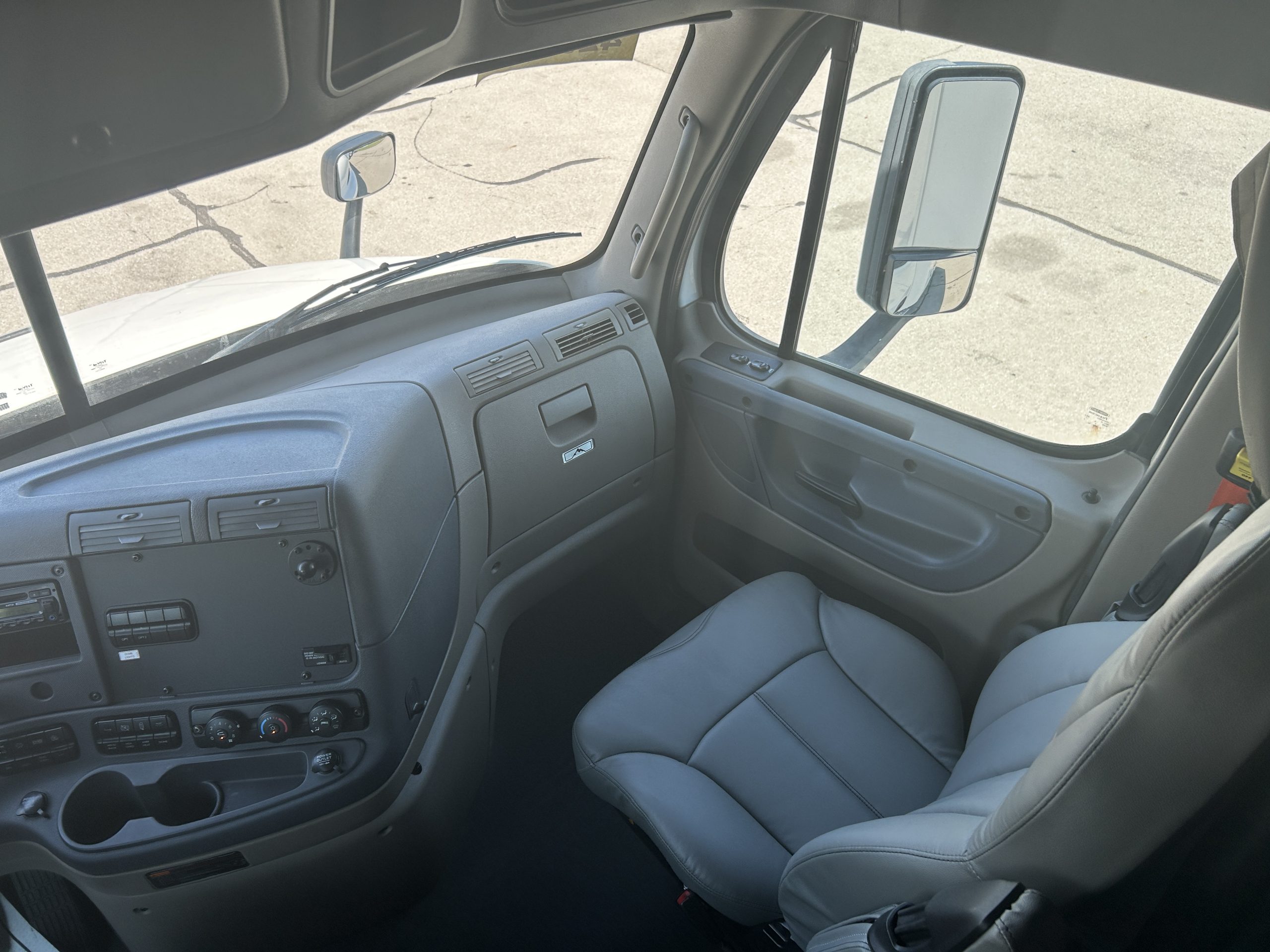 2016 Freightliner CA113 - image 4 of 6
