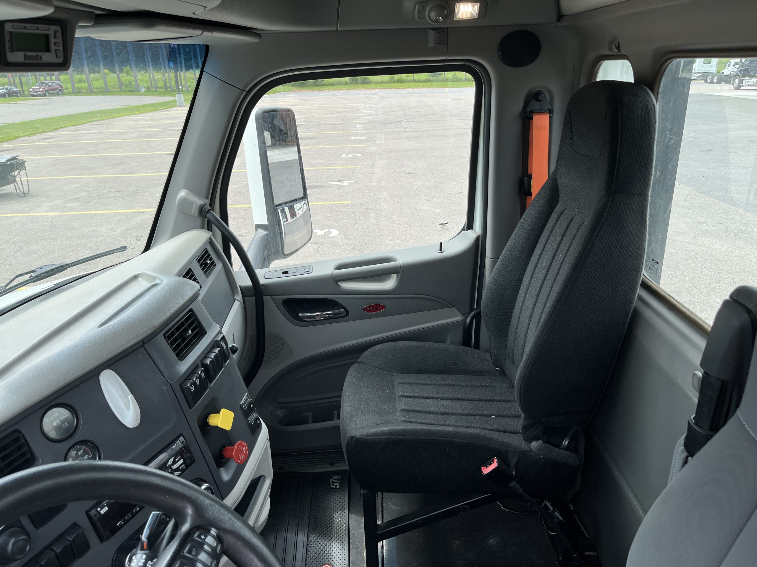 2018 Peterbilt 579 - image 6 of 6