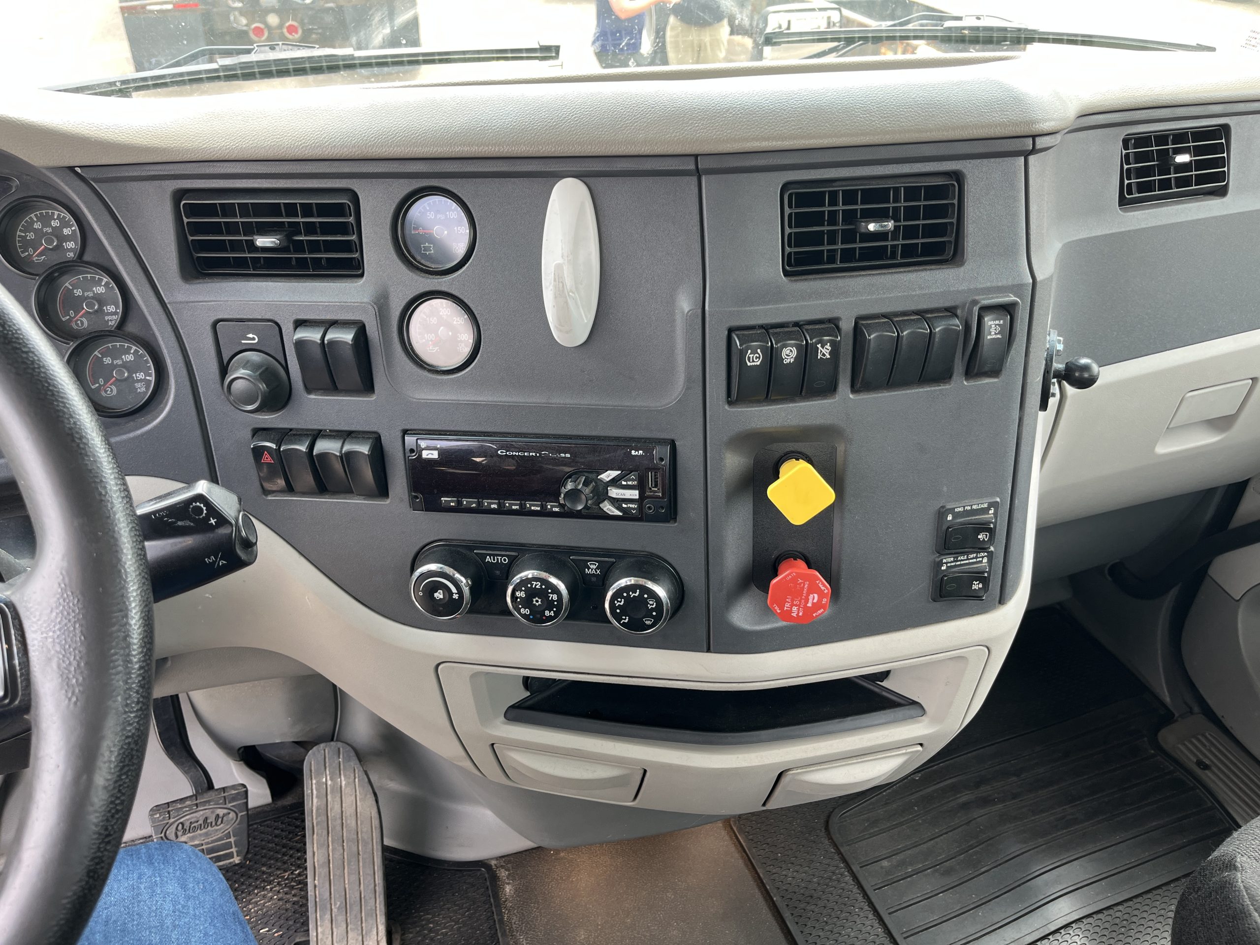 2018 Peterbilt 579 - image 1 of 6