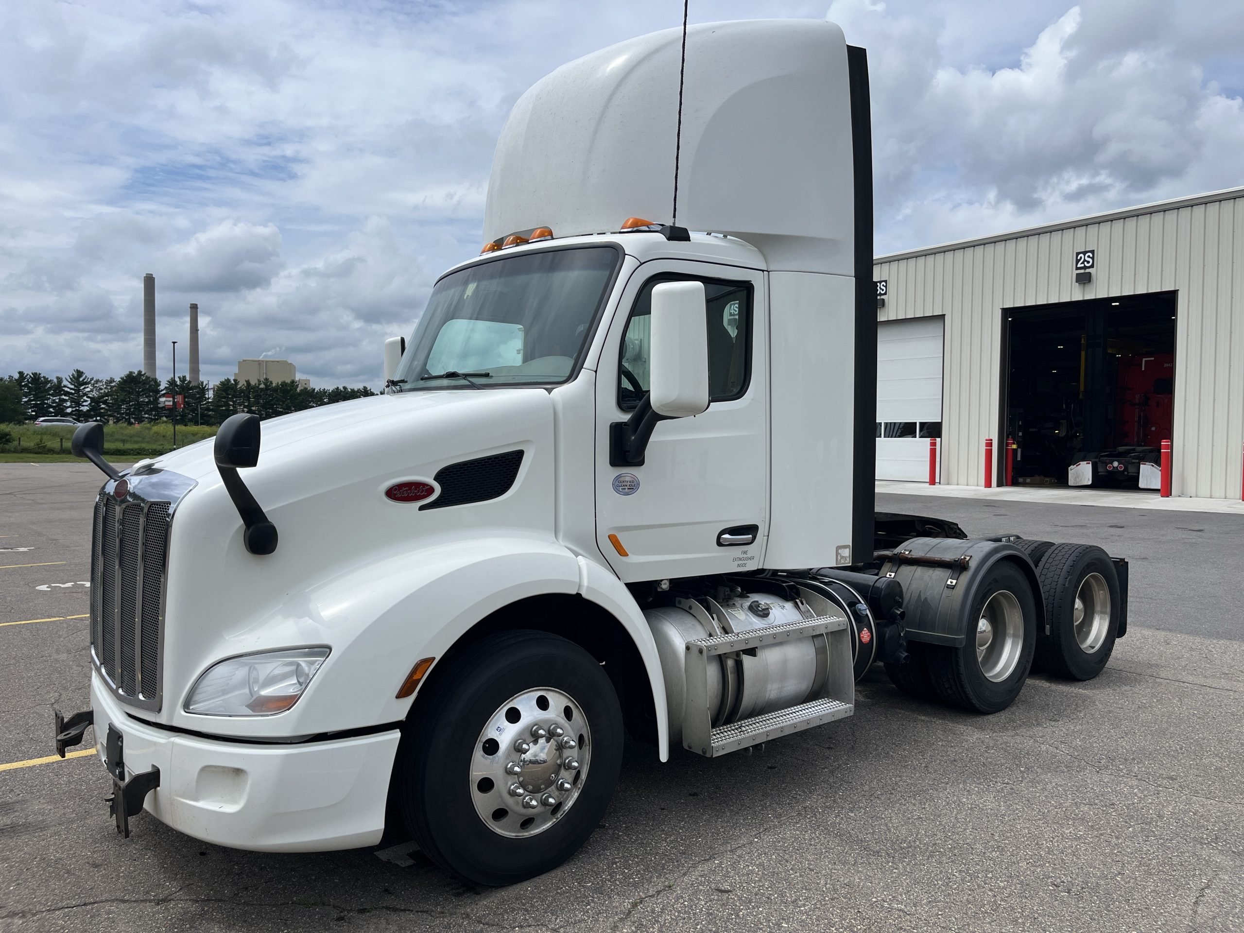 2018 Peterbilt 579 - image 3 of 6