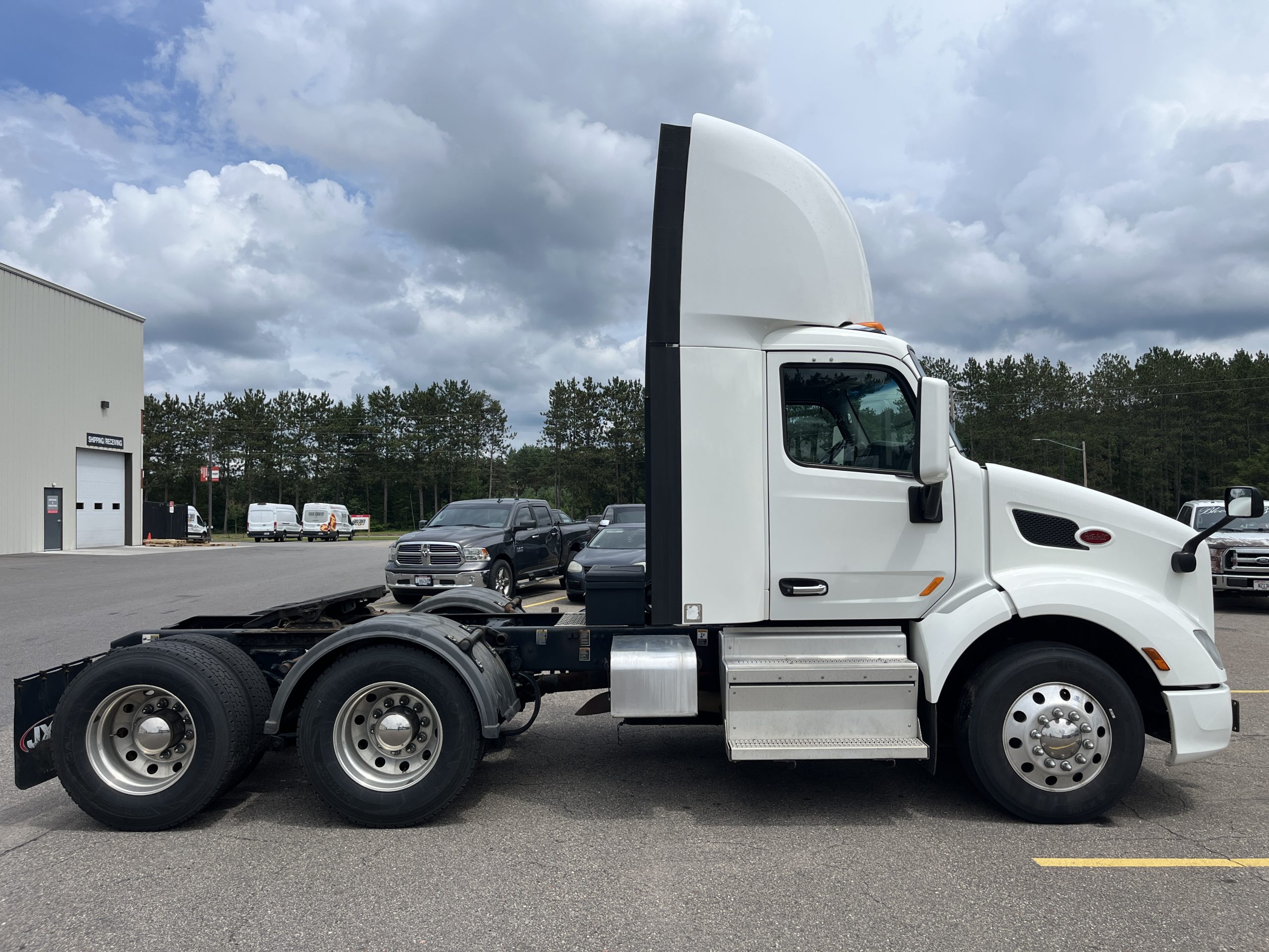 2018 Peterbilt 579 - image 5 of 6