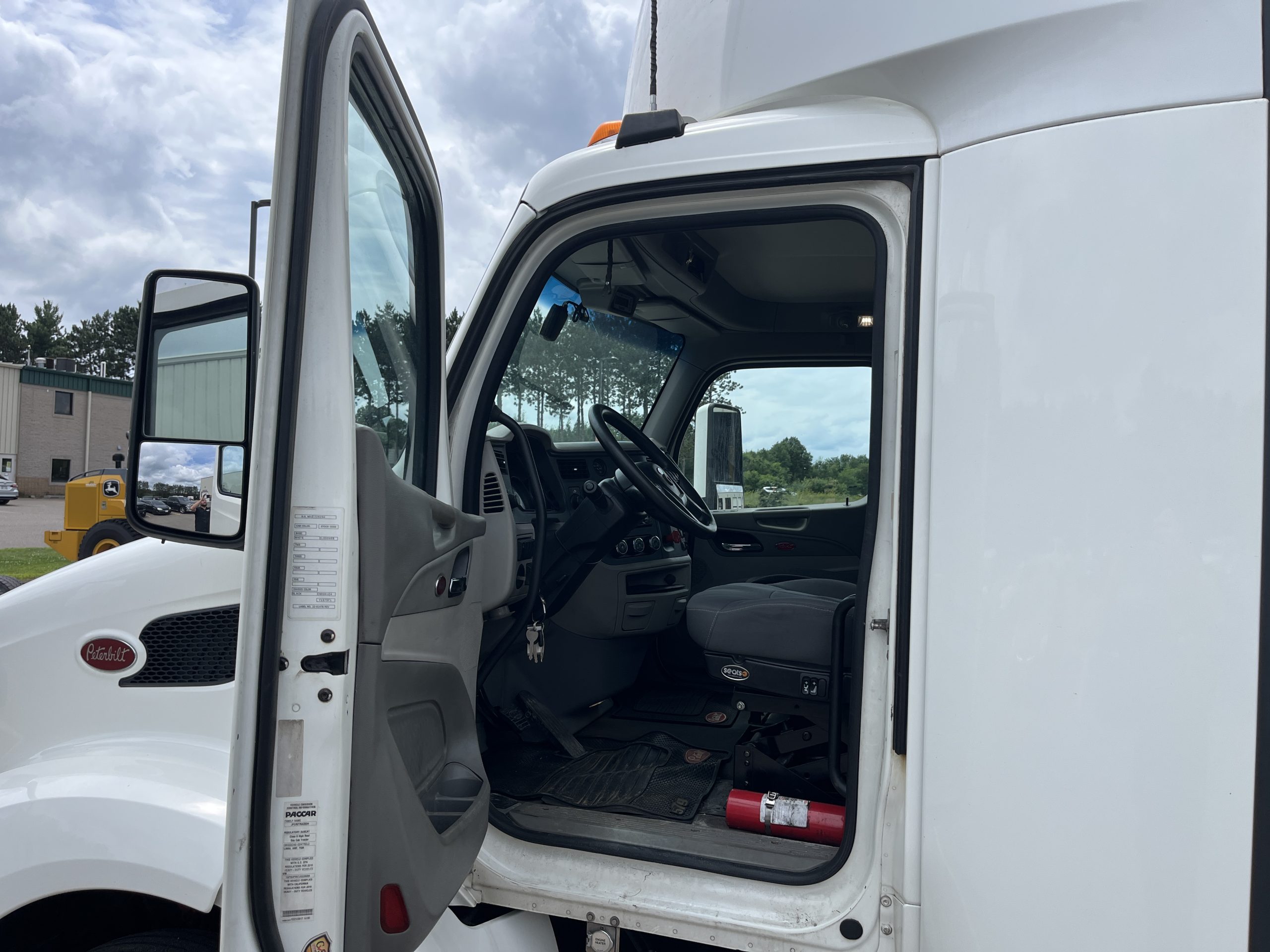 2018 Peterbilt 579 - image 5 of 6