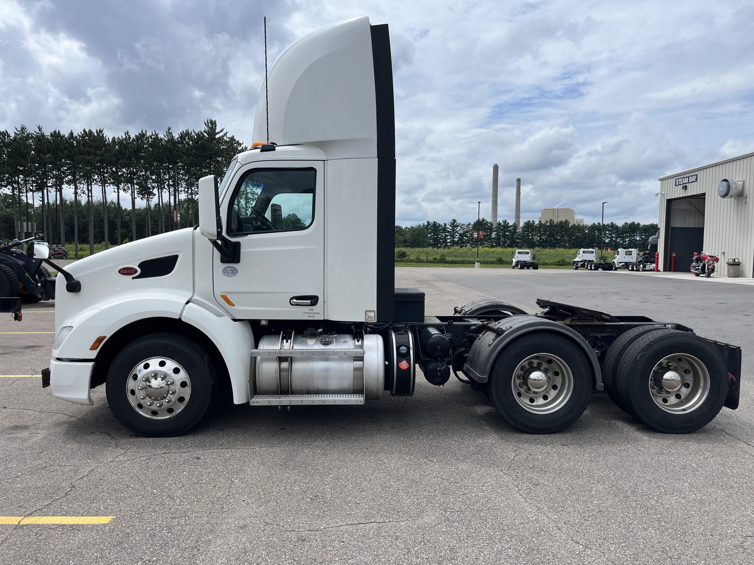 2018 Peterbilt 579 - image 4 of 6