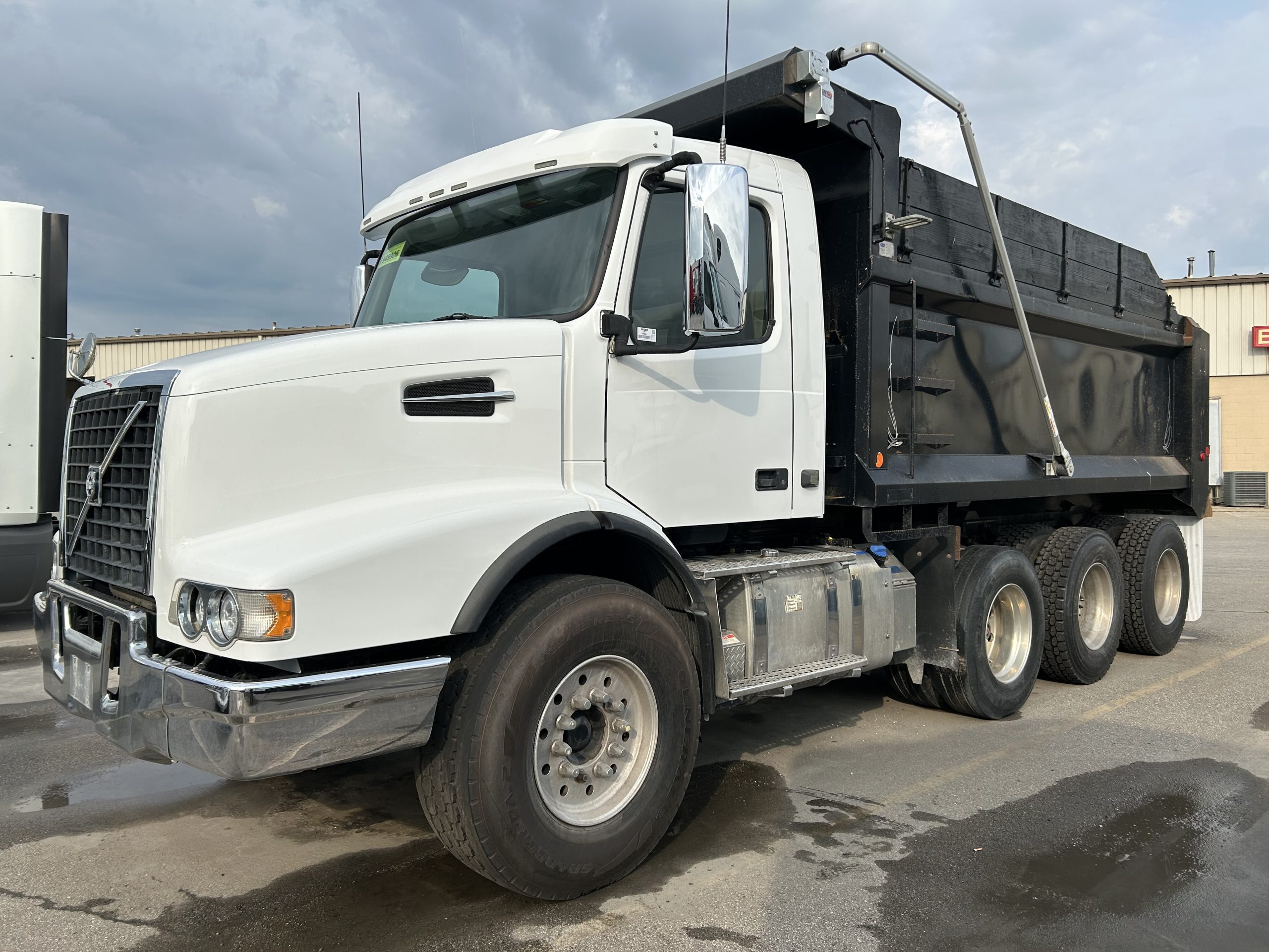 2021 Volvo VHD - image 1 of 3