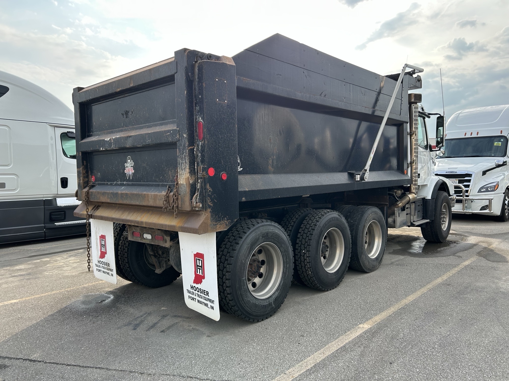 2021 Volvo VHD - image 3 of 3