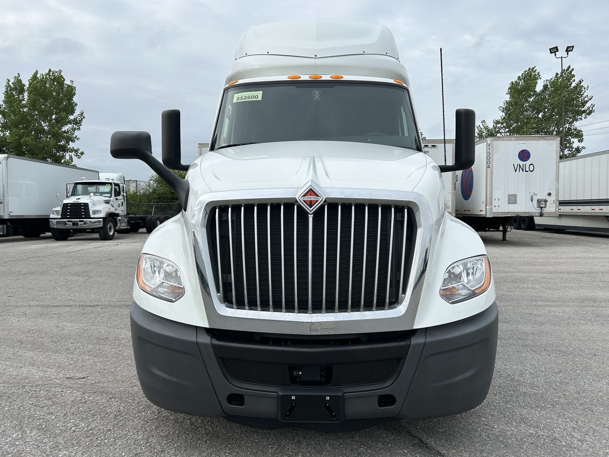 2022 International LT625 - image 2 of 6