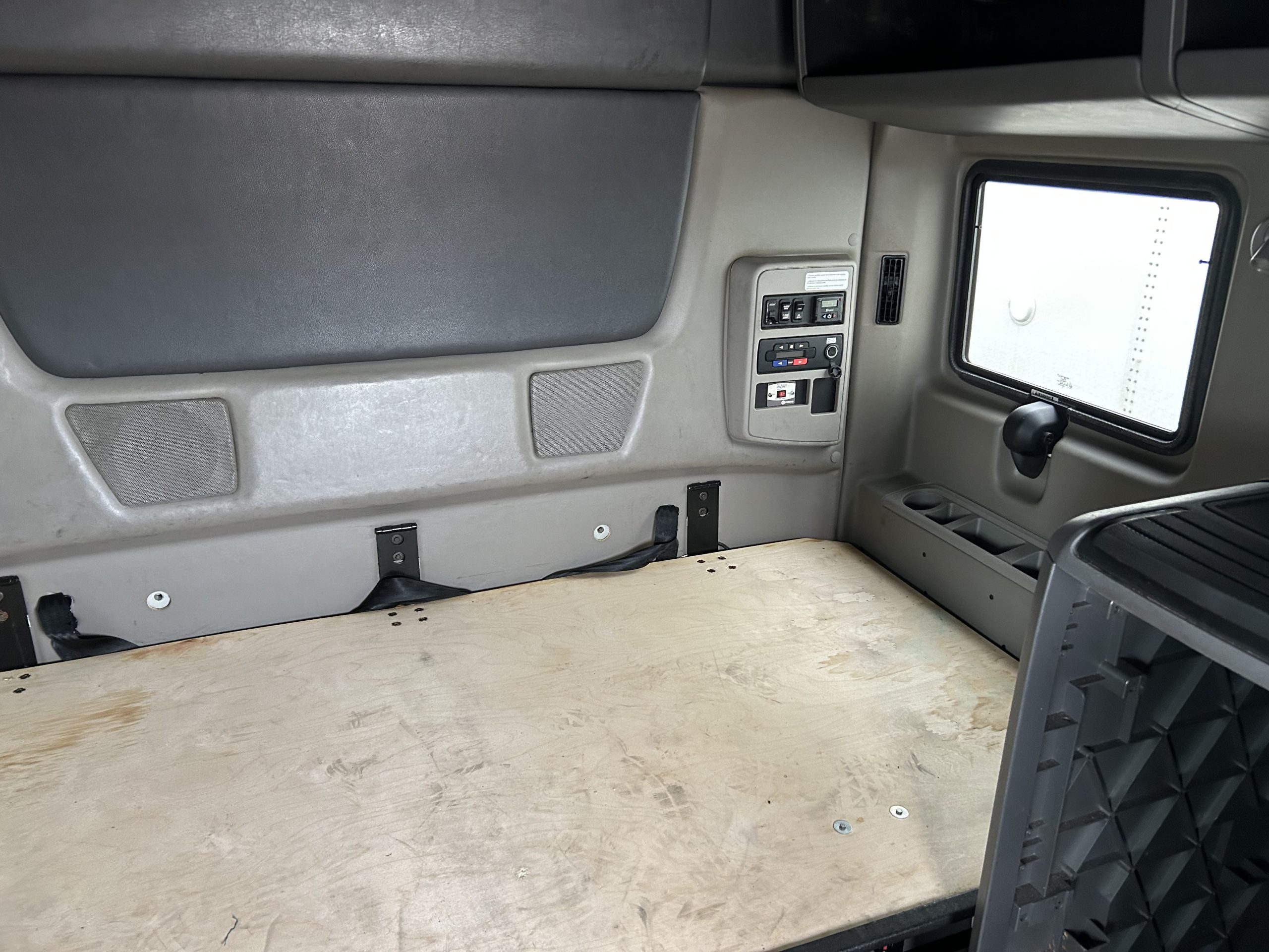 2022 International LT625 - image 6 of 6