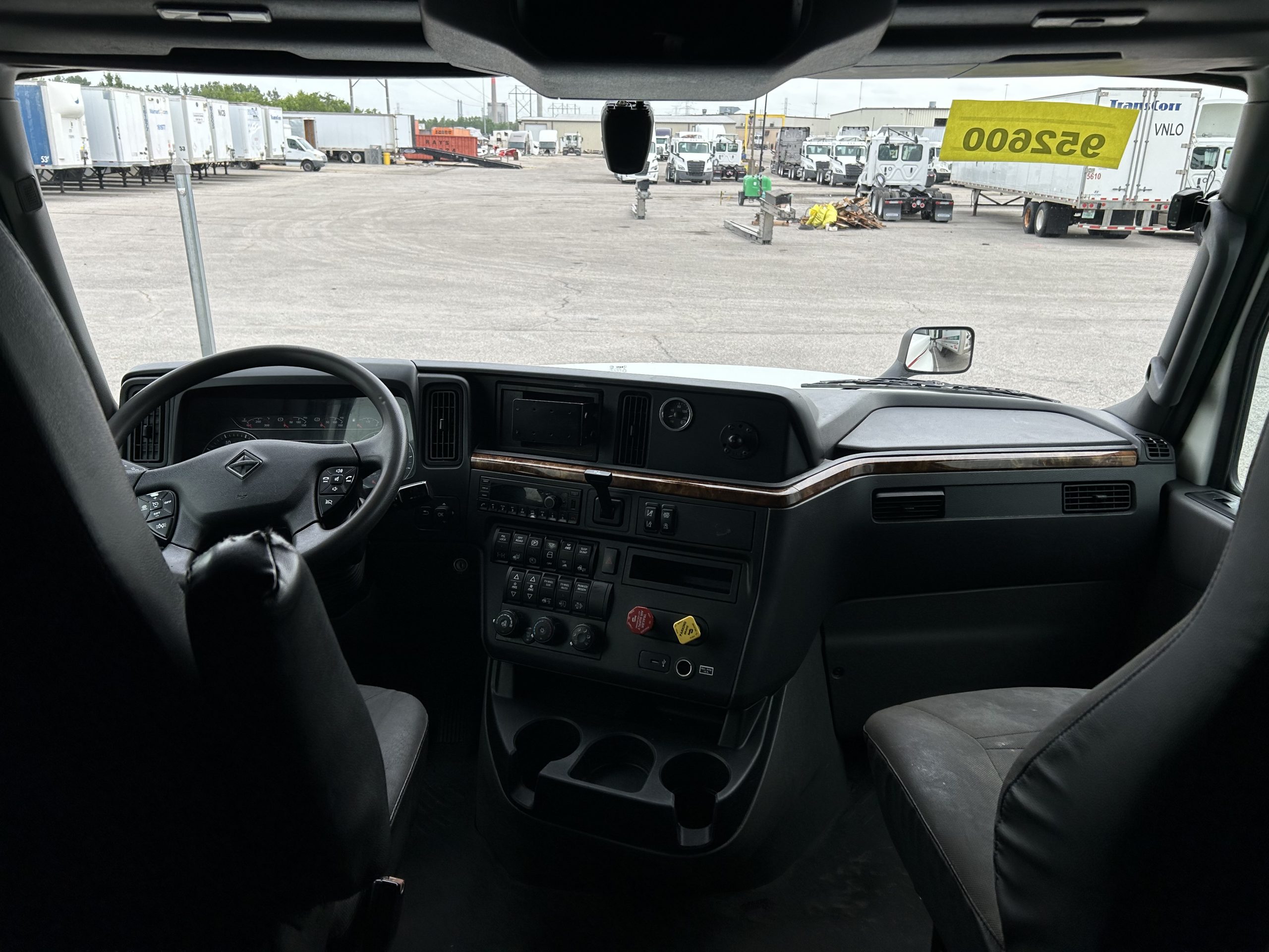 2022 International LT625 - image 5 of 6