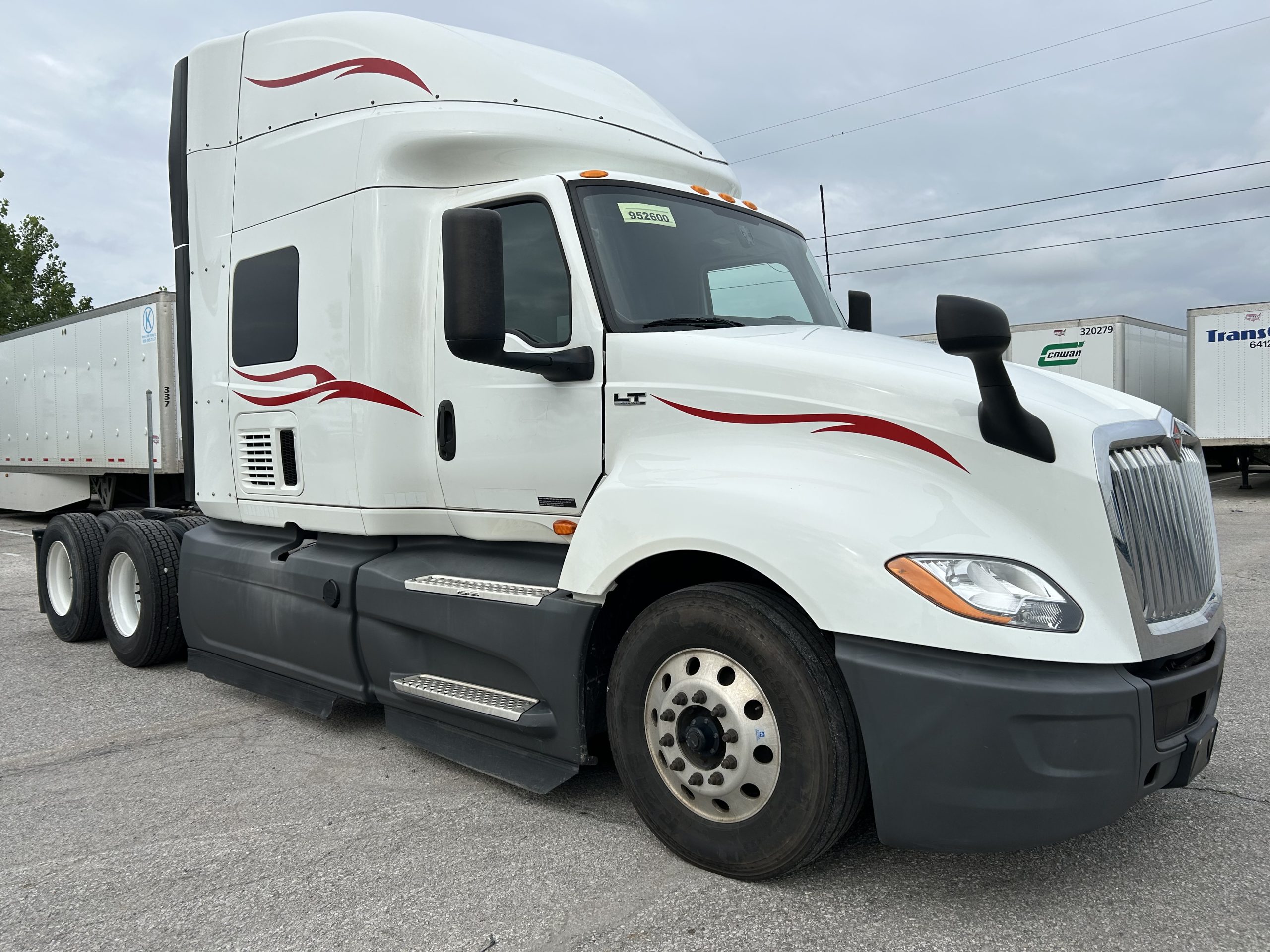 2022 International LT625 - image 3 of 6