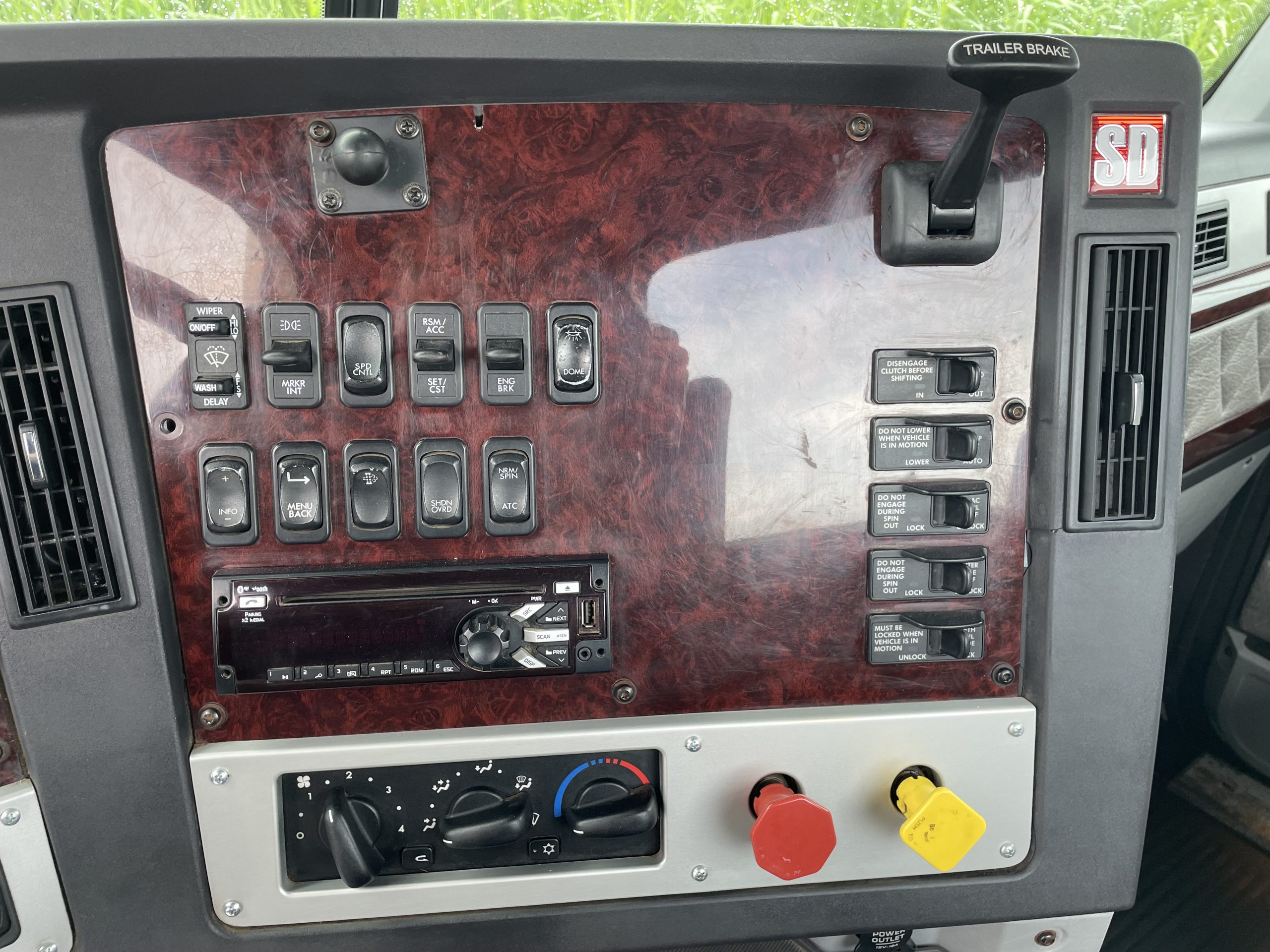2018 Freightliner 122SD - image 6 of 6