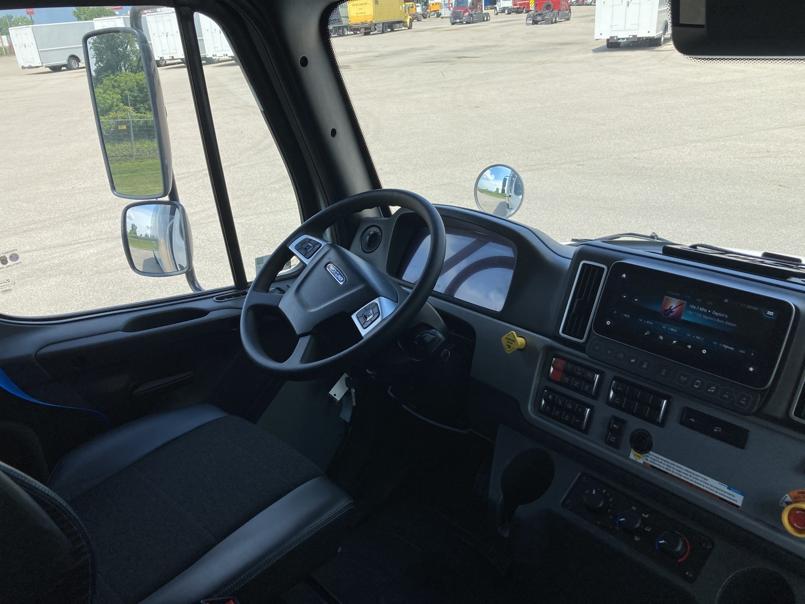 2025 Freightliner eM2 - image 3