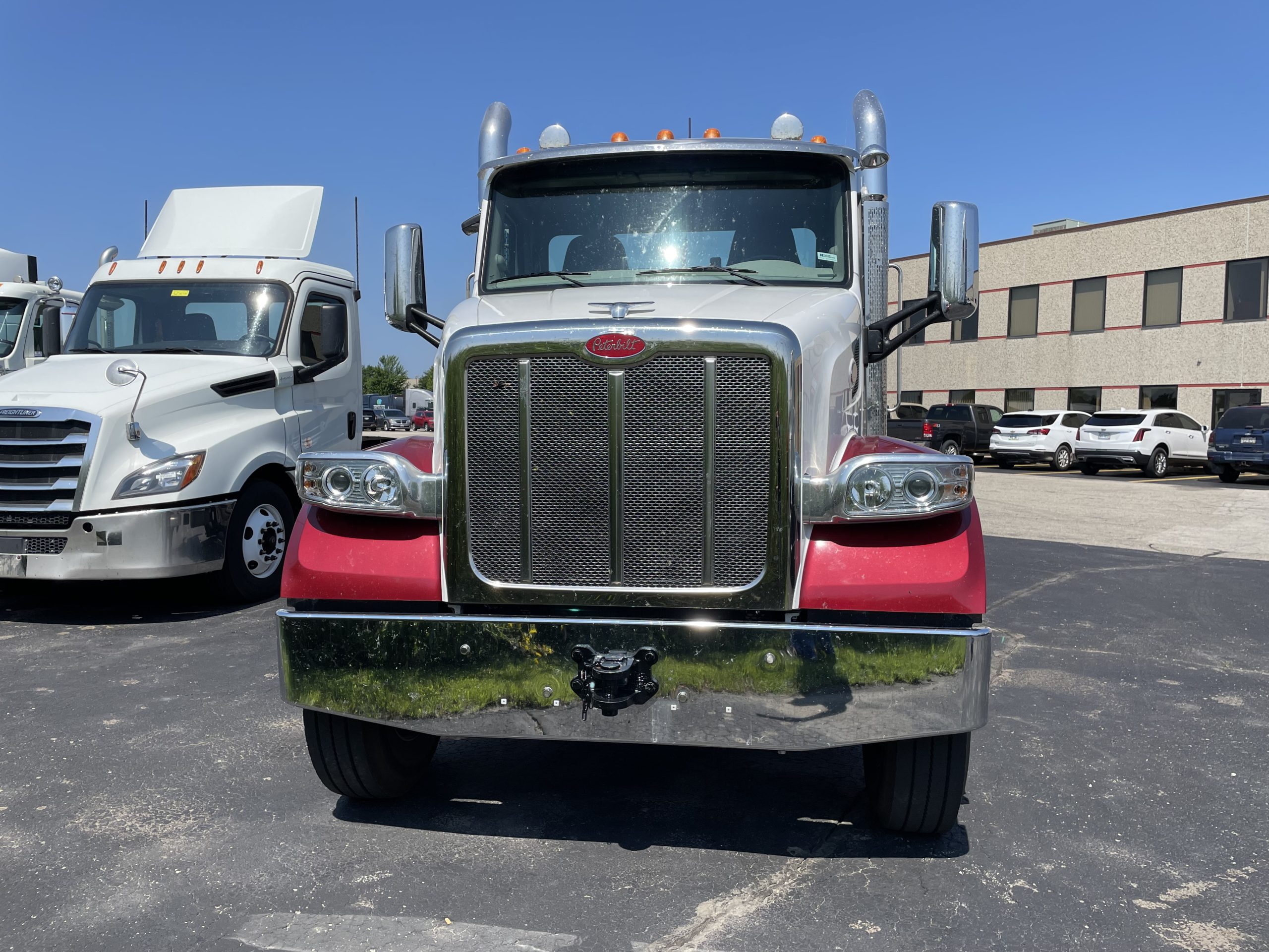 2018 Peterbilt 567 - image 2 of 6