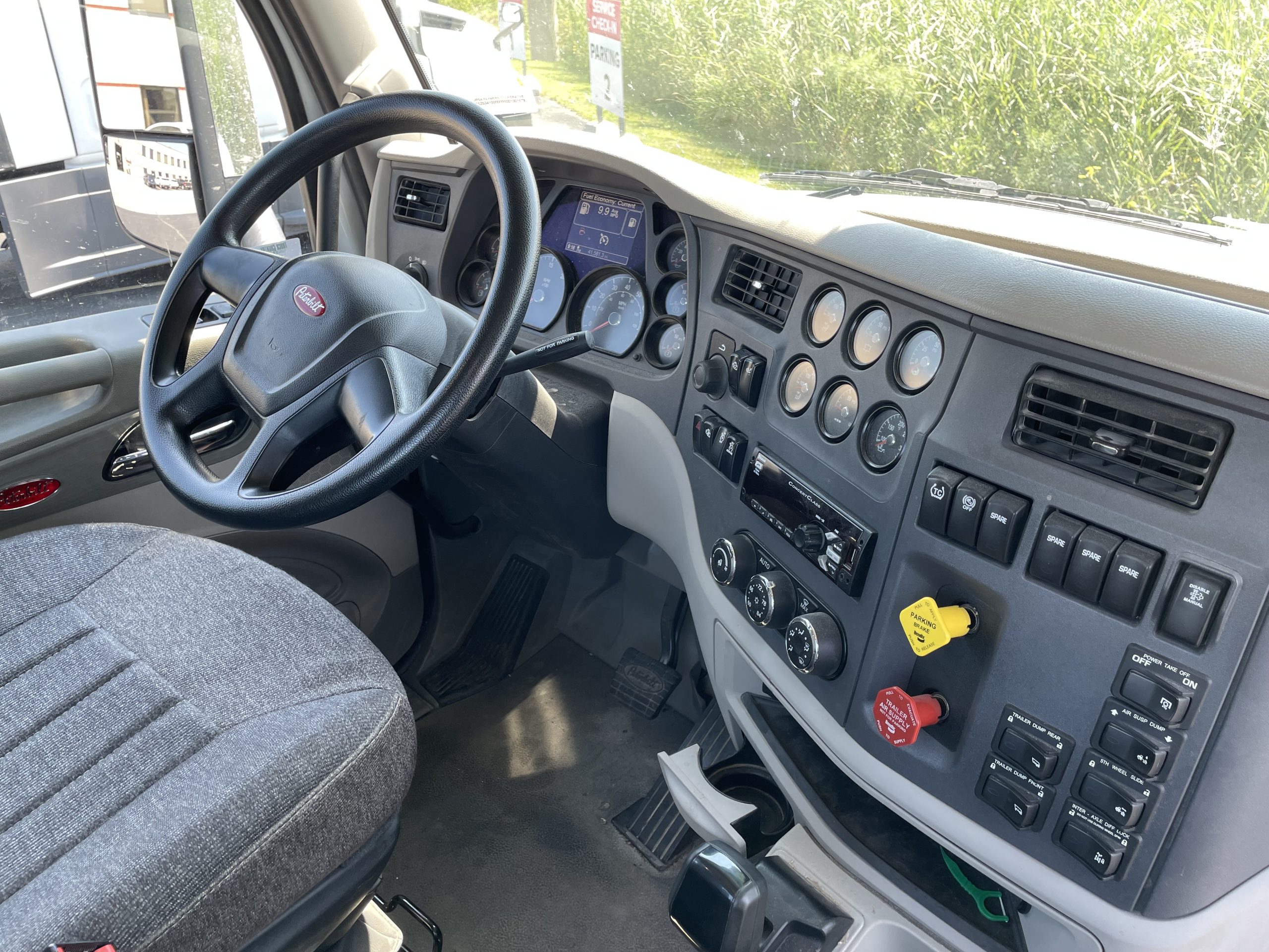 2018 Peterbilt 567 - image 4 of 6