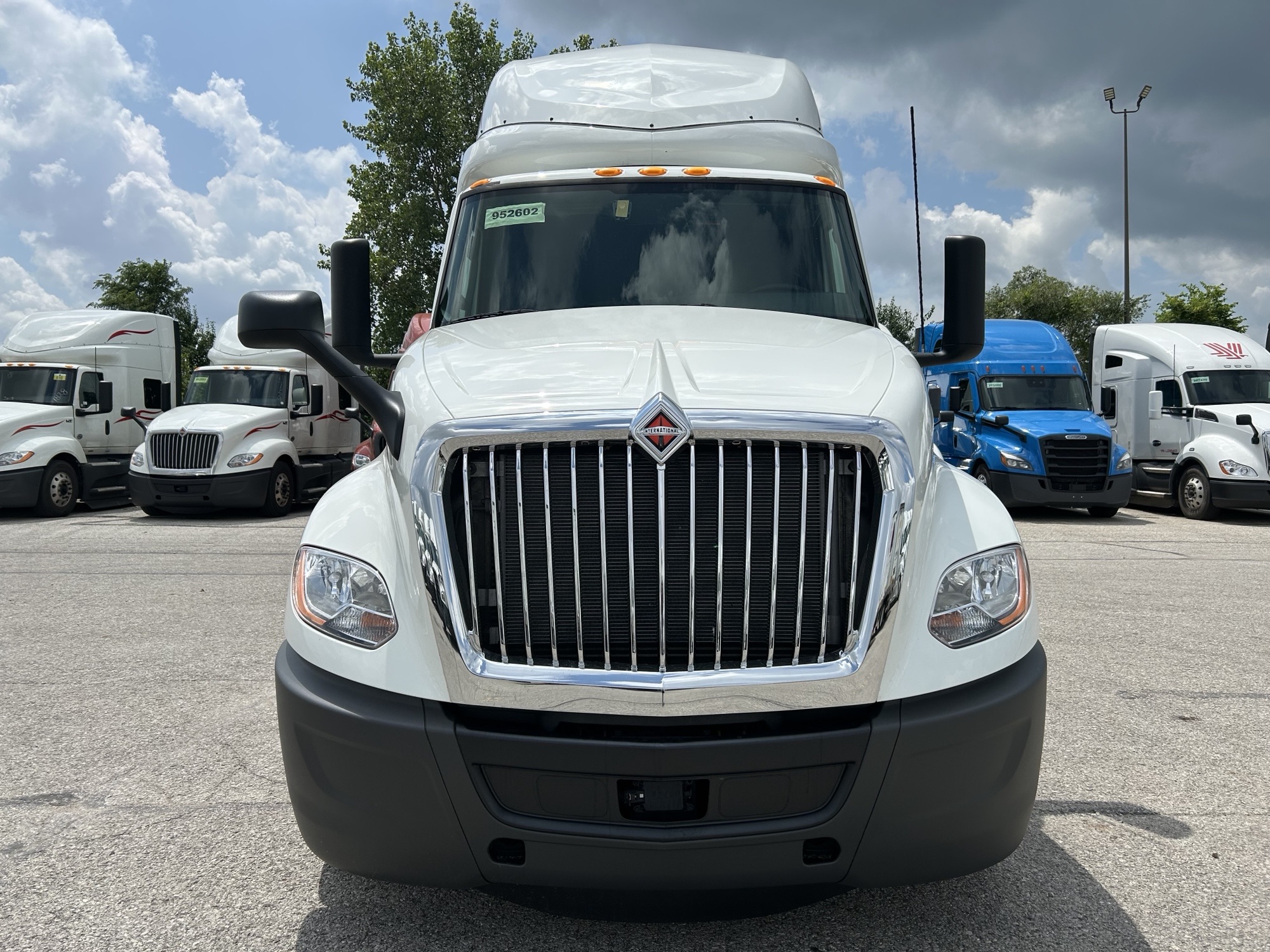 2022 International LT625 - image 2 of 6