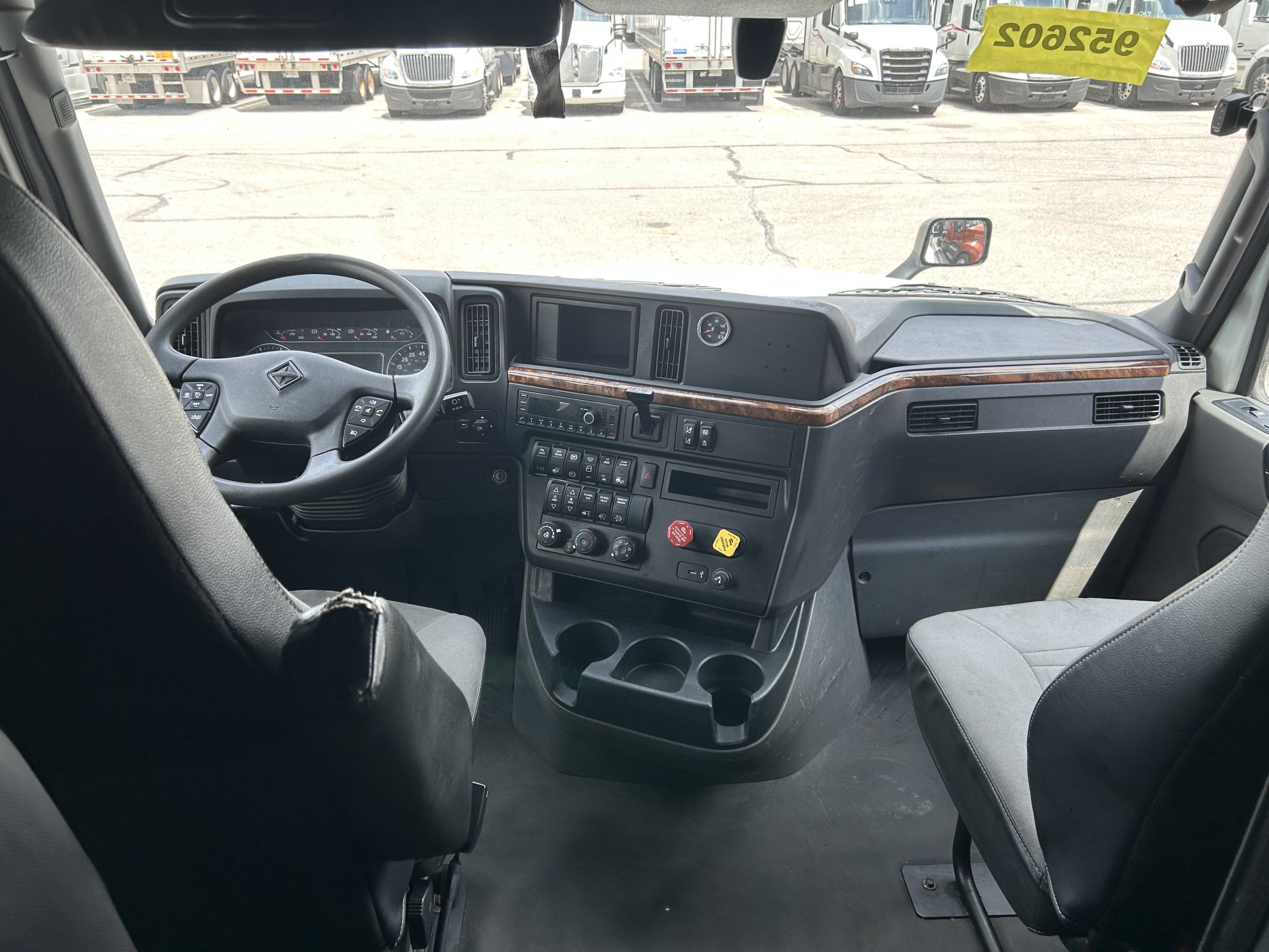 2022 International LT625 - image 5 of 6