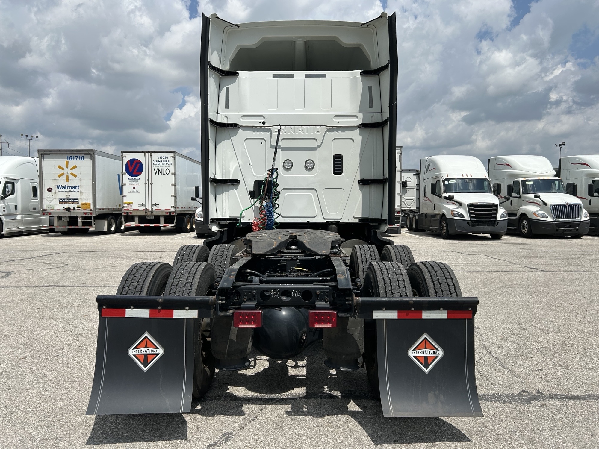 2022 International LT625 - image 4 of 6