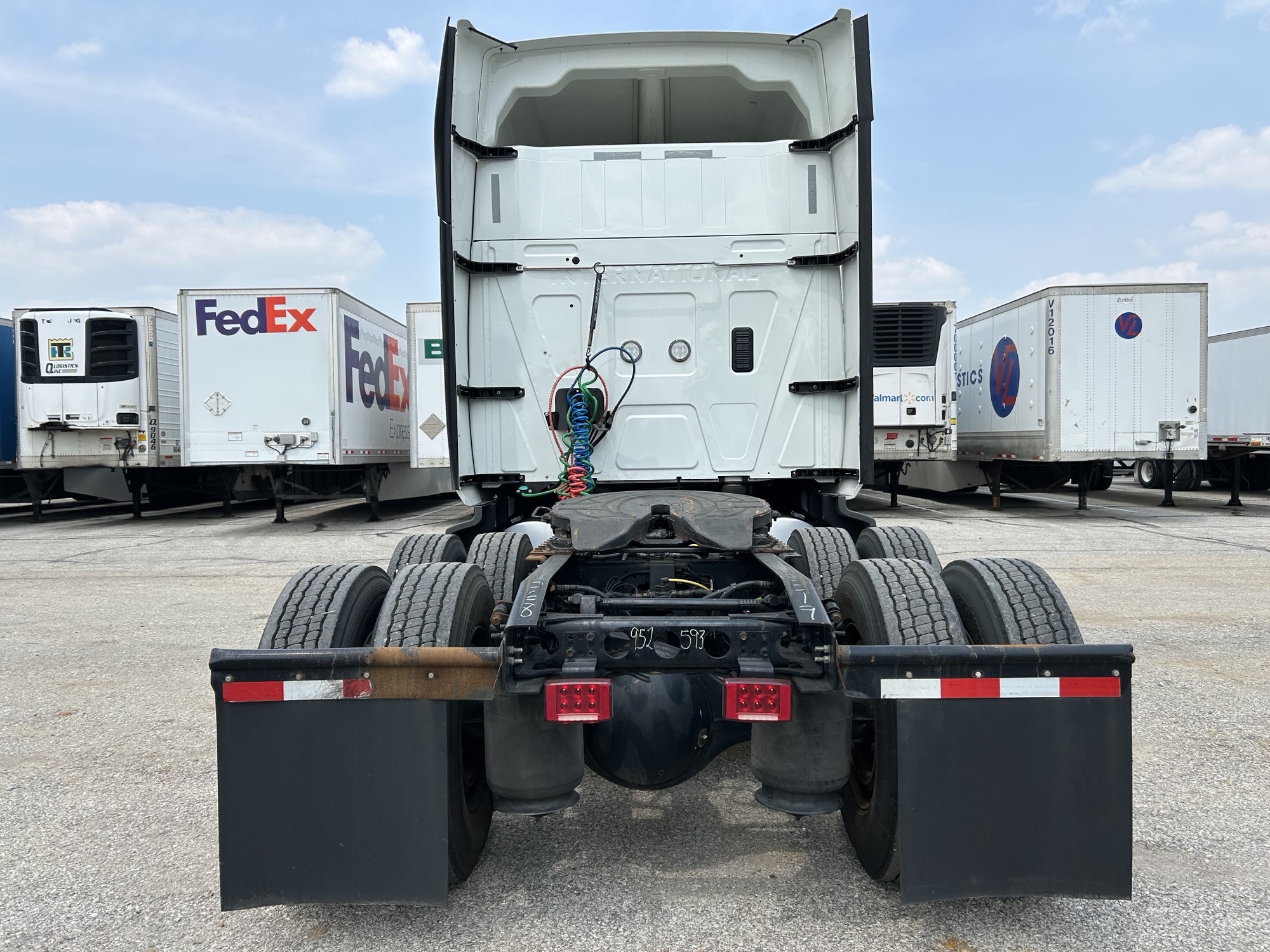 2022 International LT625 - image 4 of 6