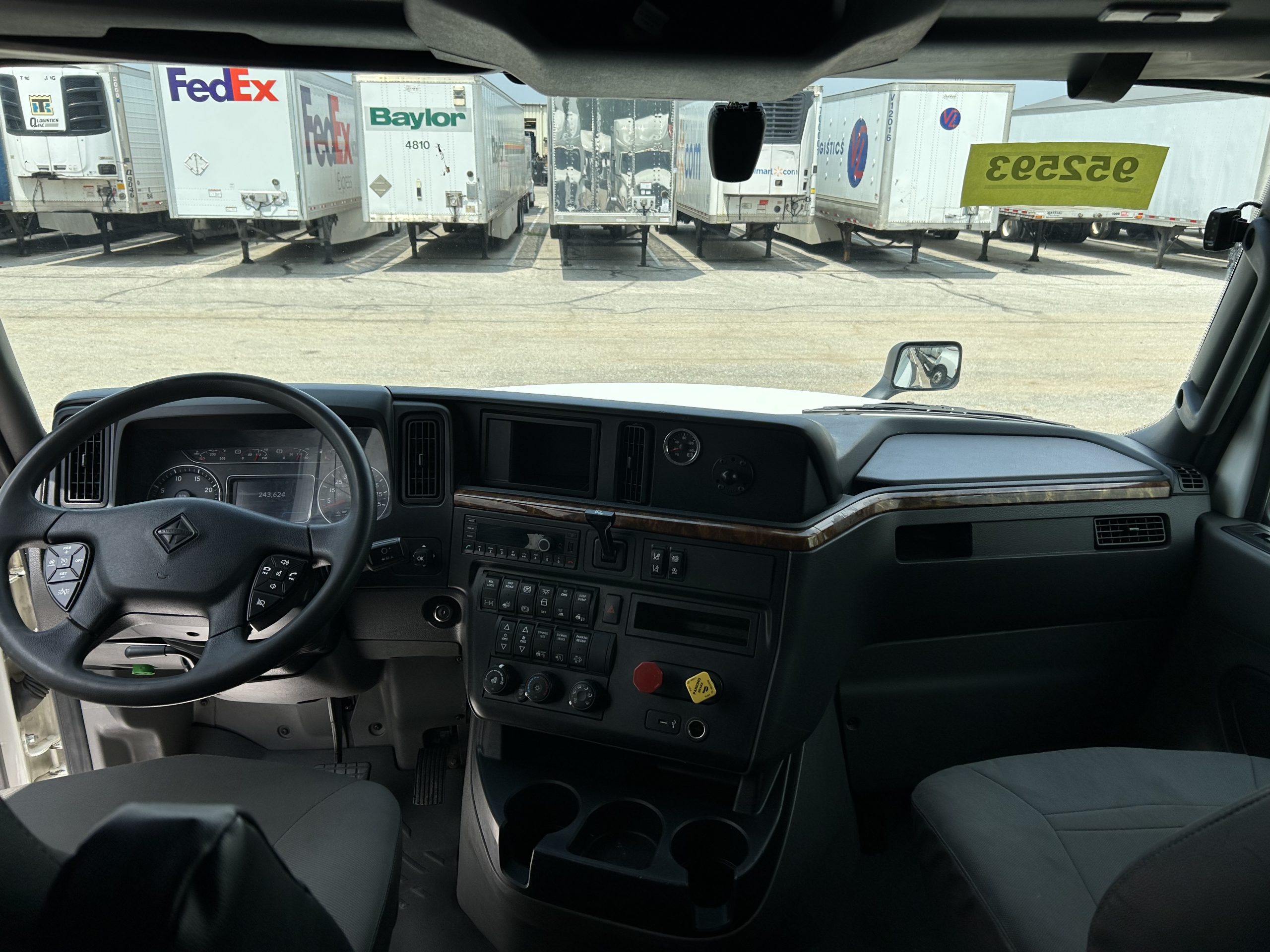 2022 International LT625 - image 5 of 6
