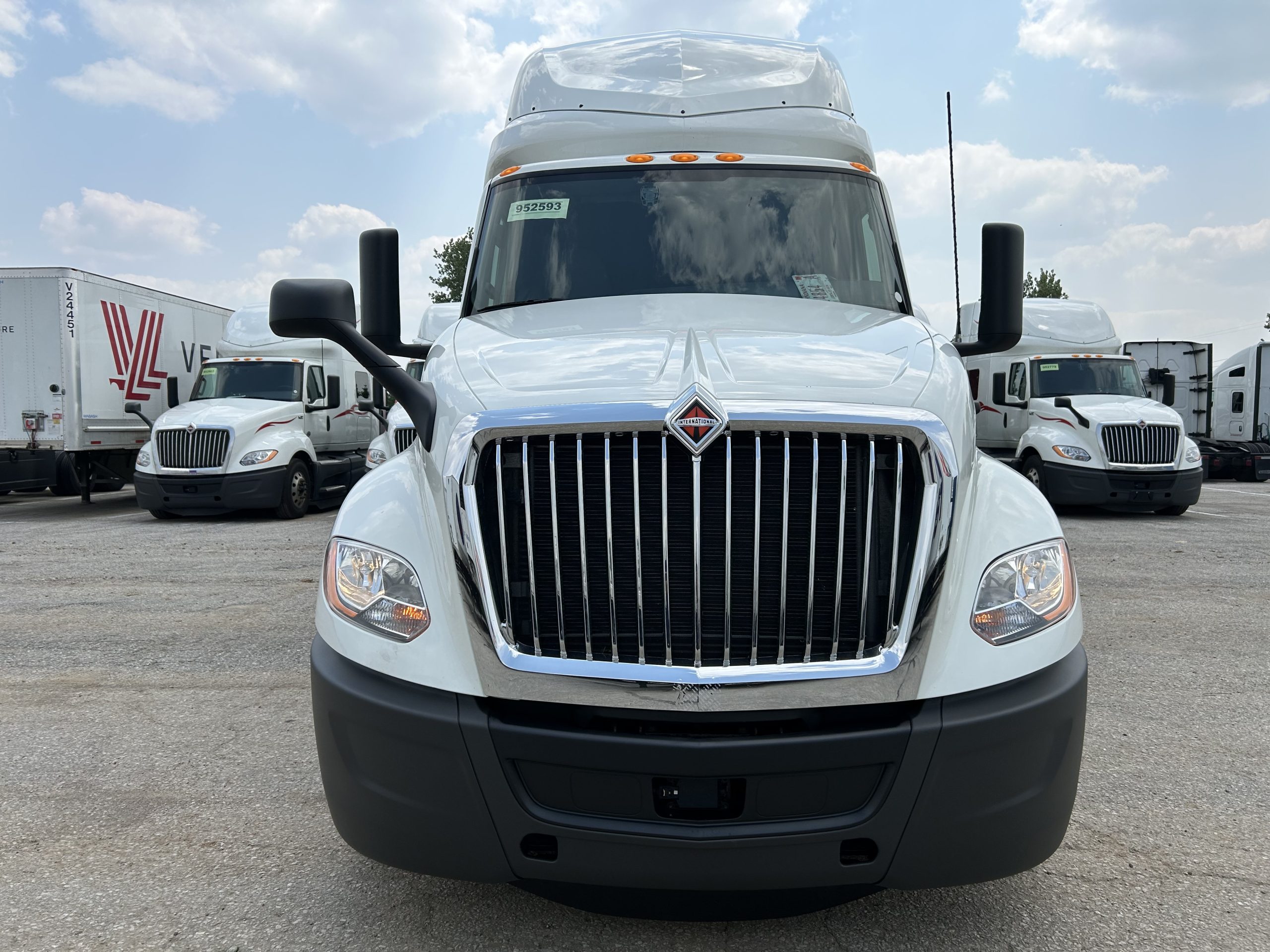 2022 International LT625 - image 2 of 6
