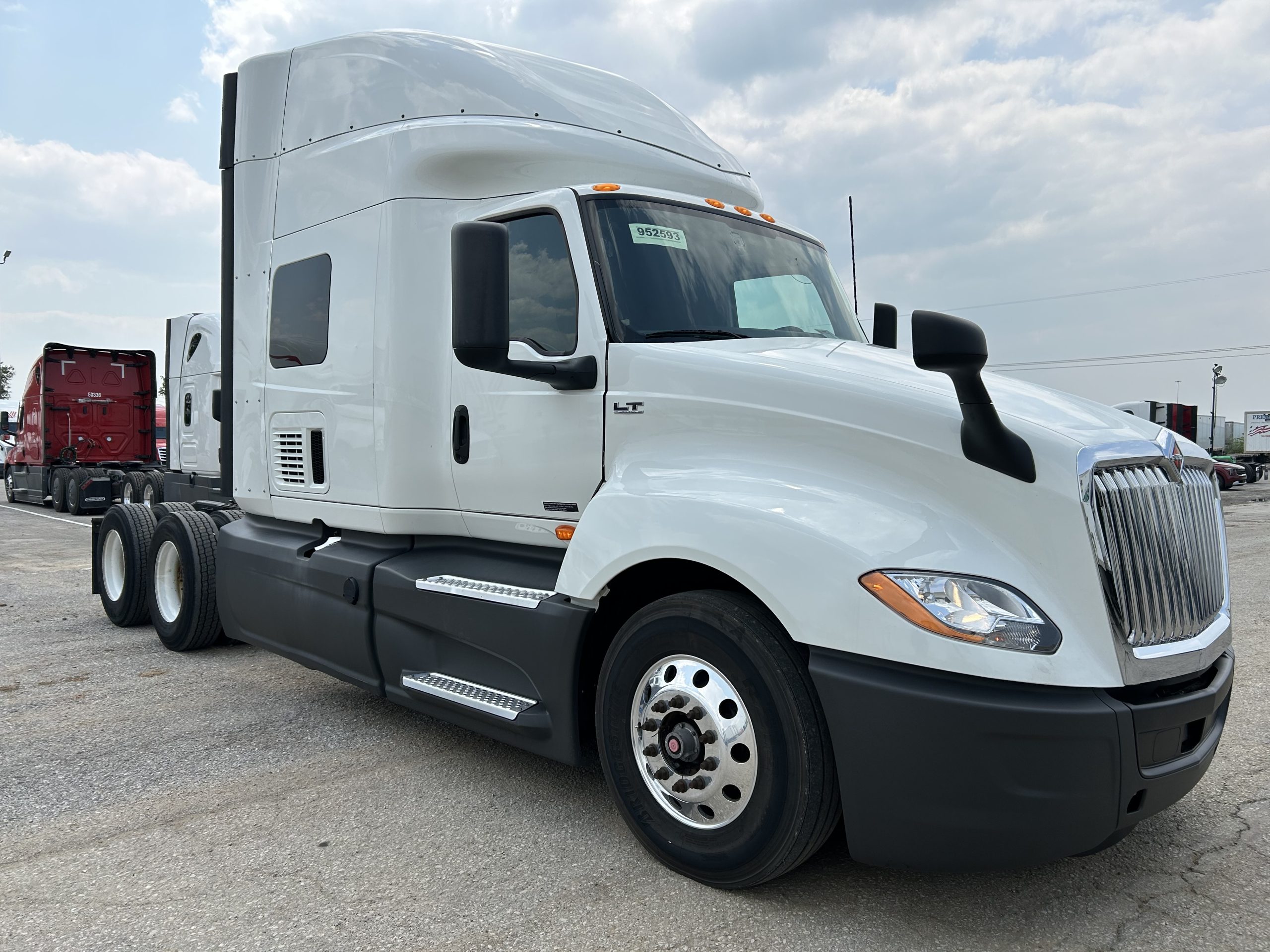 2022 International LT625 - image 3 of 6